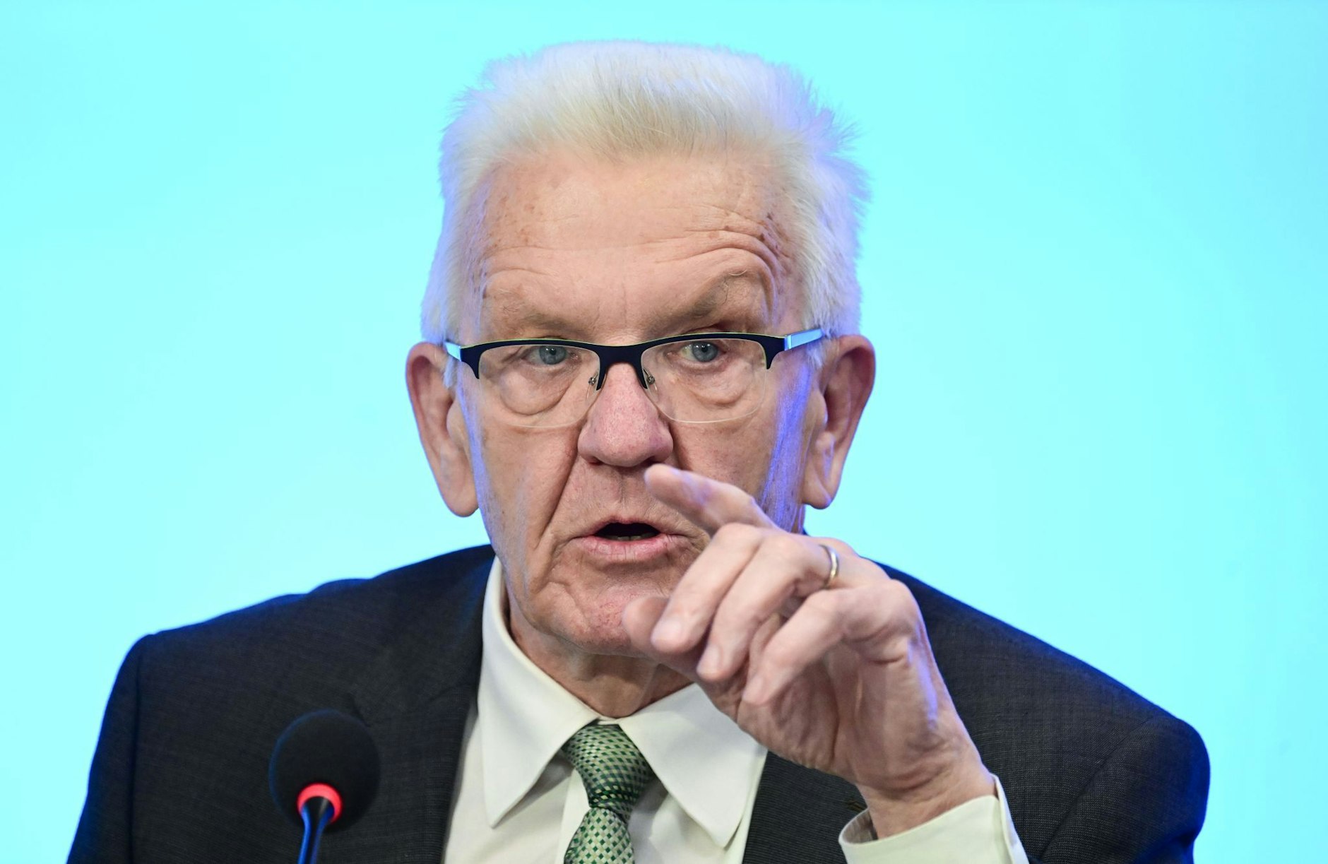 ARCHIV - «Die Leute können ja zurück. Das ist doch keine Haft»: Winfried Kretschmann.  