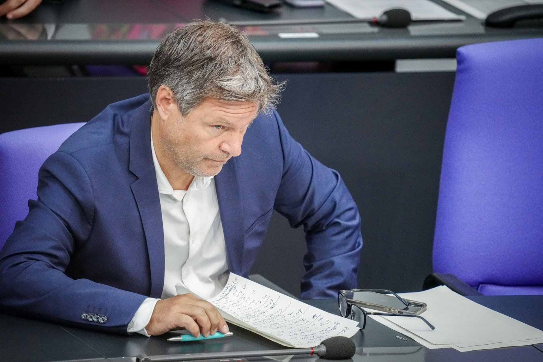 Angespannt: Robert Habecks Heizungsgesetz wurde auch in der Kompromiss-Version der Ampel-Koalition im Bundestags-Plenum von der Union zerfleddert.