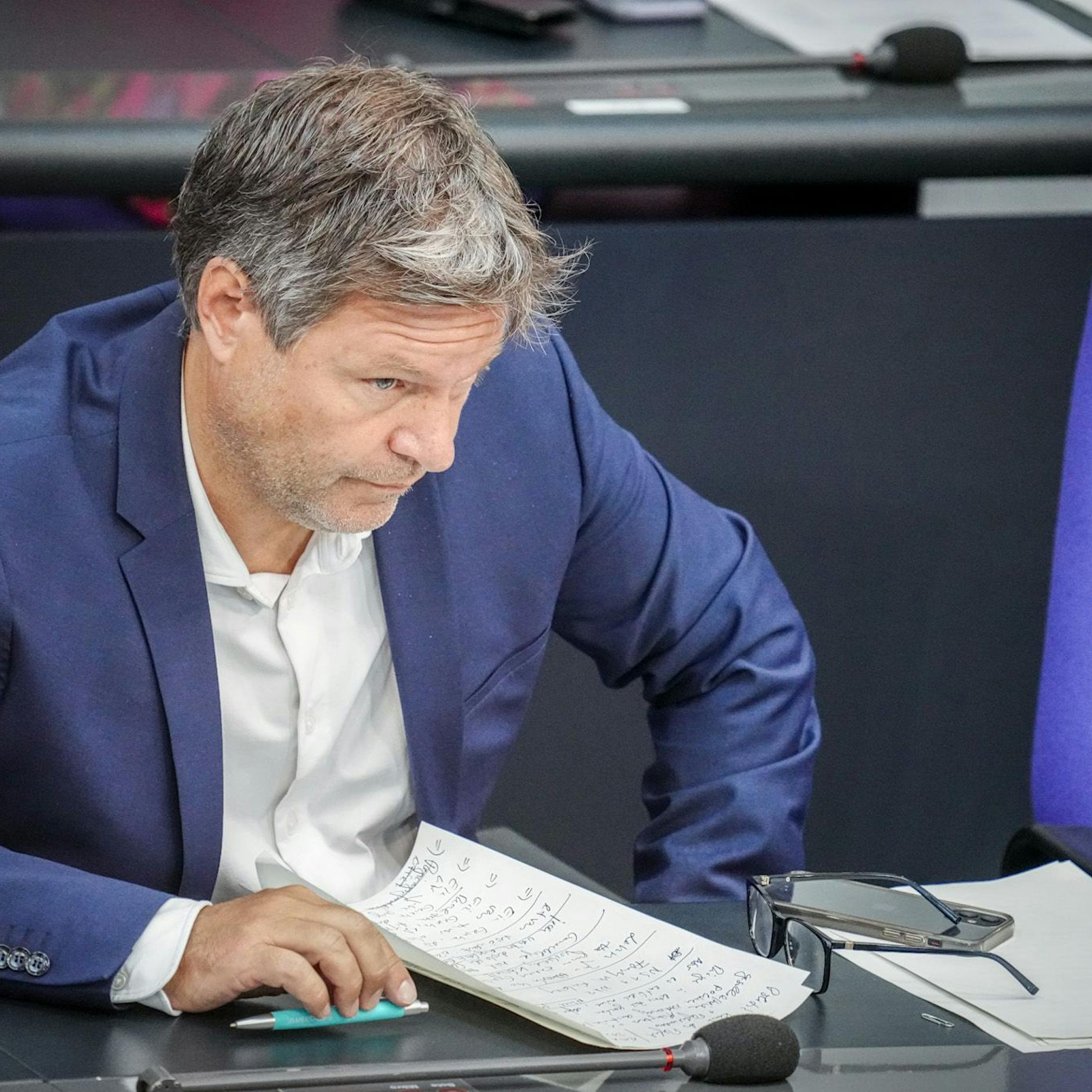 Heizungsgesetz wird im Bundestag unter die Lupe genommen, CDU greift FDP an