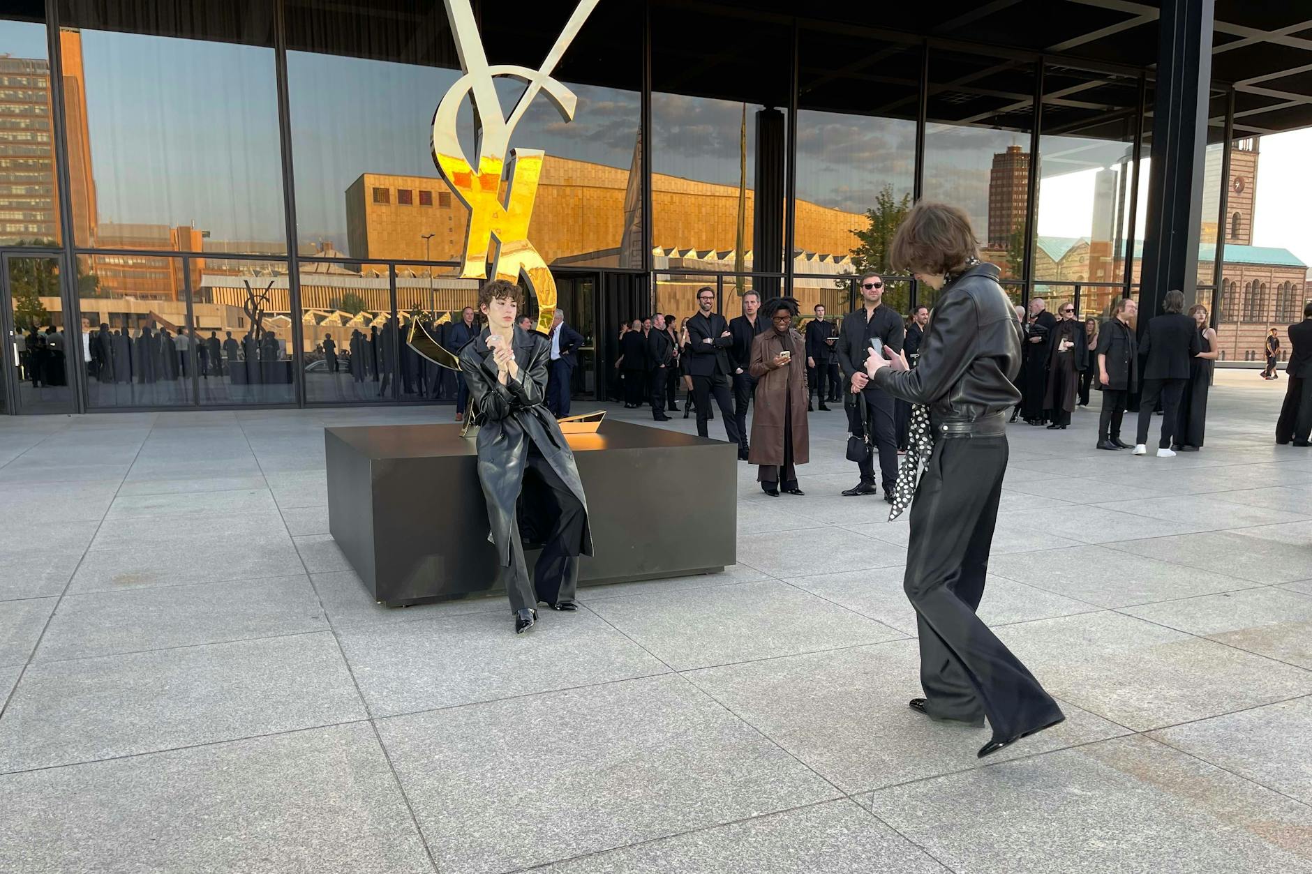 Fotos vor dem für die Show errichteten YSL-Logo auf dem Plateau der Neuen Nationalgalerie. Der infoffizielle Dresscode war: Schwarz.