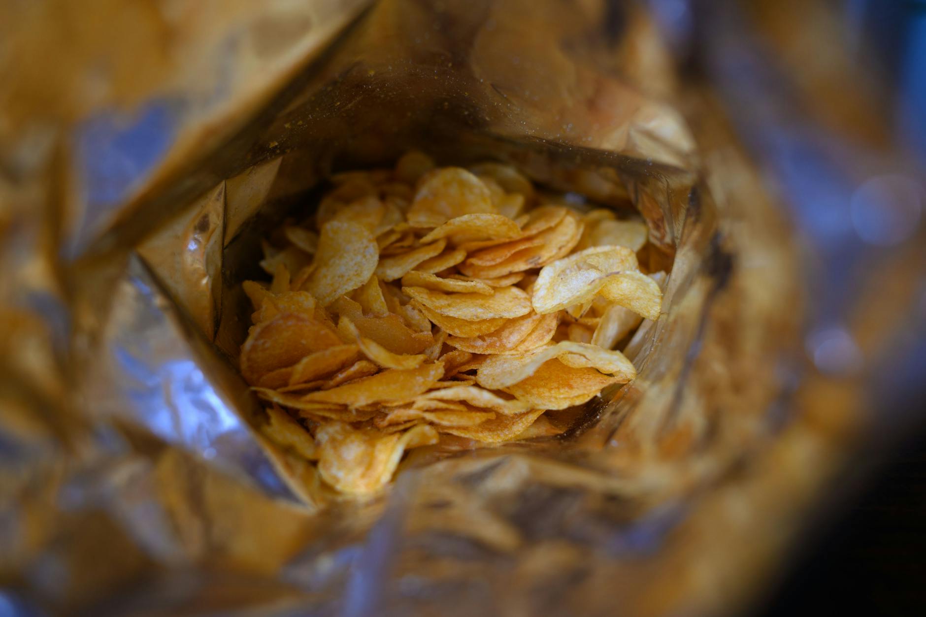 Kartoffelchips sollen eigentlich Sonnenblumenöl enthalten. Stattdessen fanden die Tester oft billiges Palmöl.