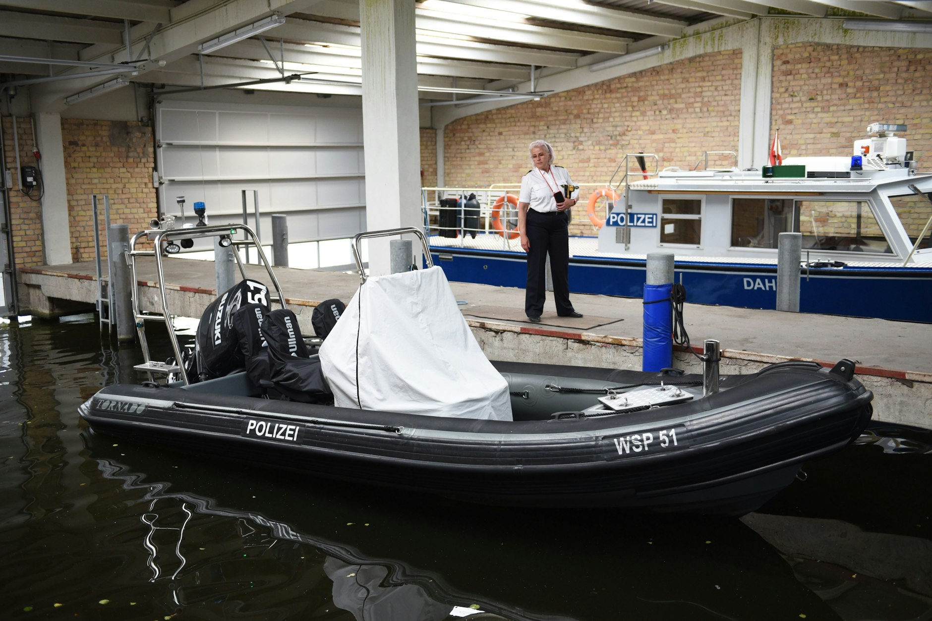 Die Berliner Wasserschutzpolizei verfügt jetzt auch über Festrumpf-Schlauchboote. Diese RIB-Boote (Rigid Inflatable Boats) sind schnell, wendig und lassen sich gut auf Bootstrailer verladen.