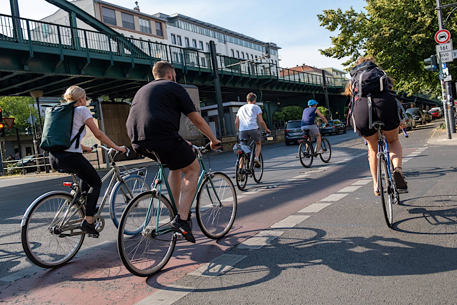Die Schönhauser Allee am U-Bahnhof Eberswalder Straße in Prenzlauer Berg: Die schmalen Bürgersteig-Radwege gehören schon bald der Vergangenheit an.