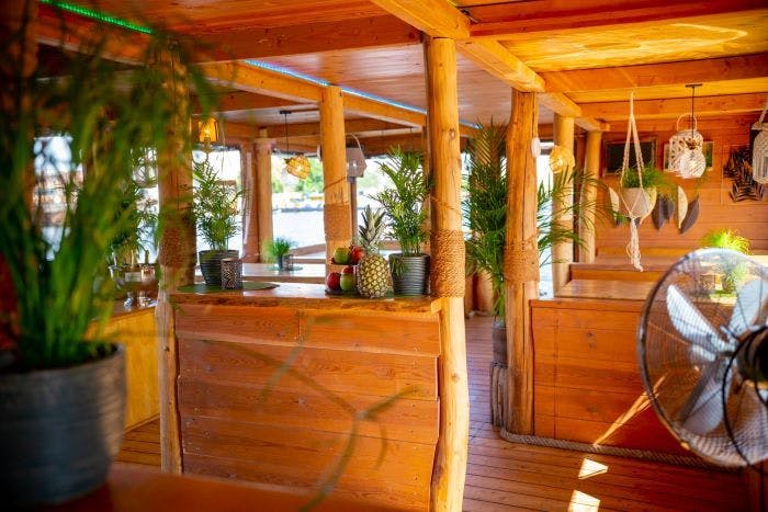 Unterdeck mit Sitzecken.