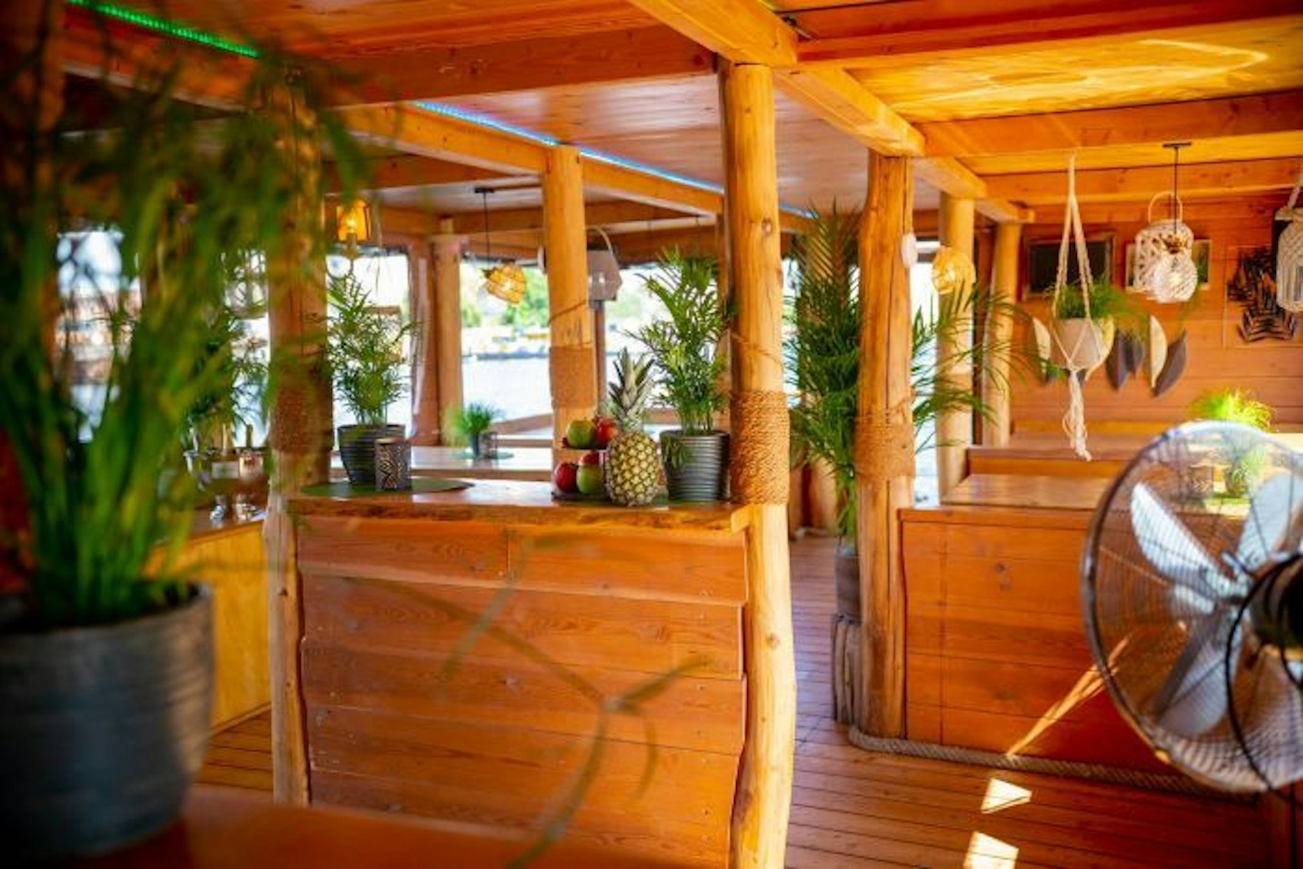 Unterdeck mit Sitzecken.