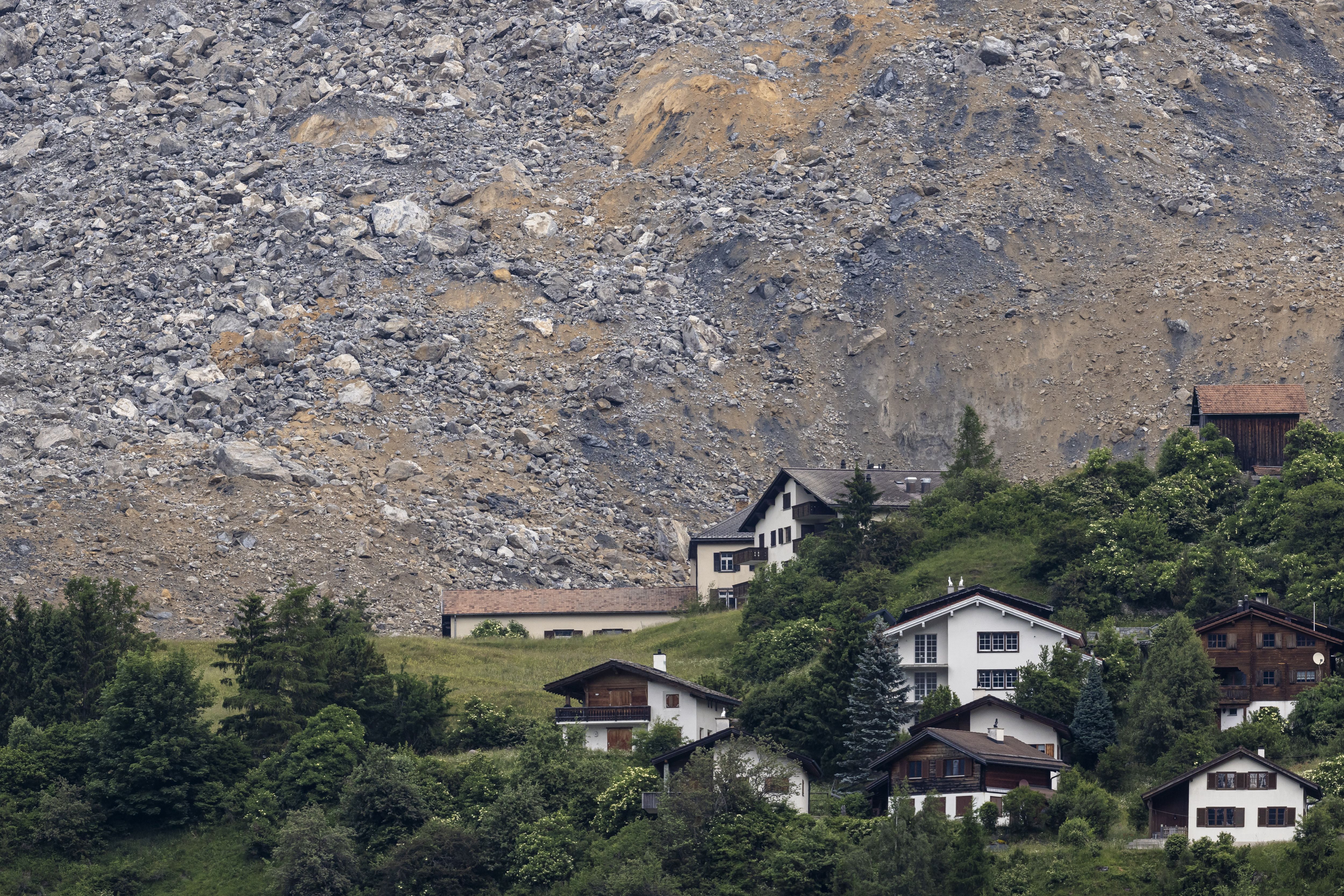 Ein Wunder: Riesige Fels-Lawine Stoppt Nur Wenige Meter Vor Einem Dorf!