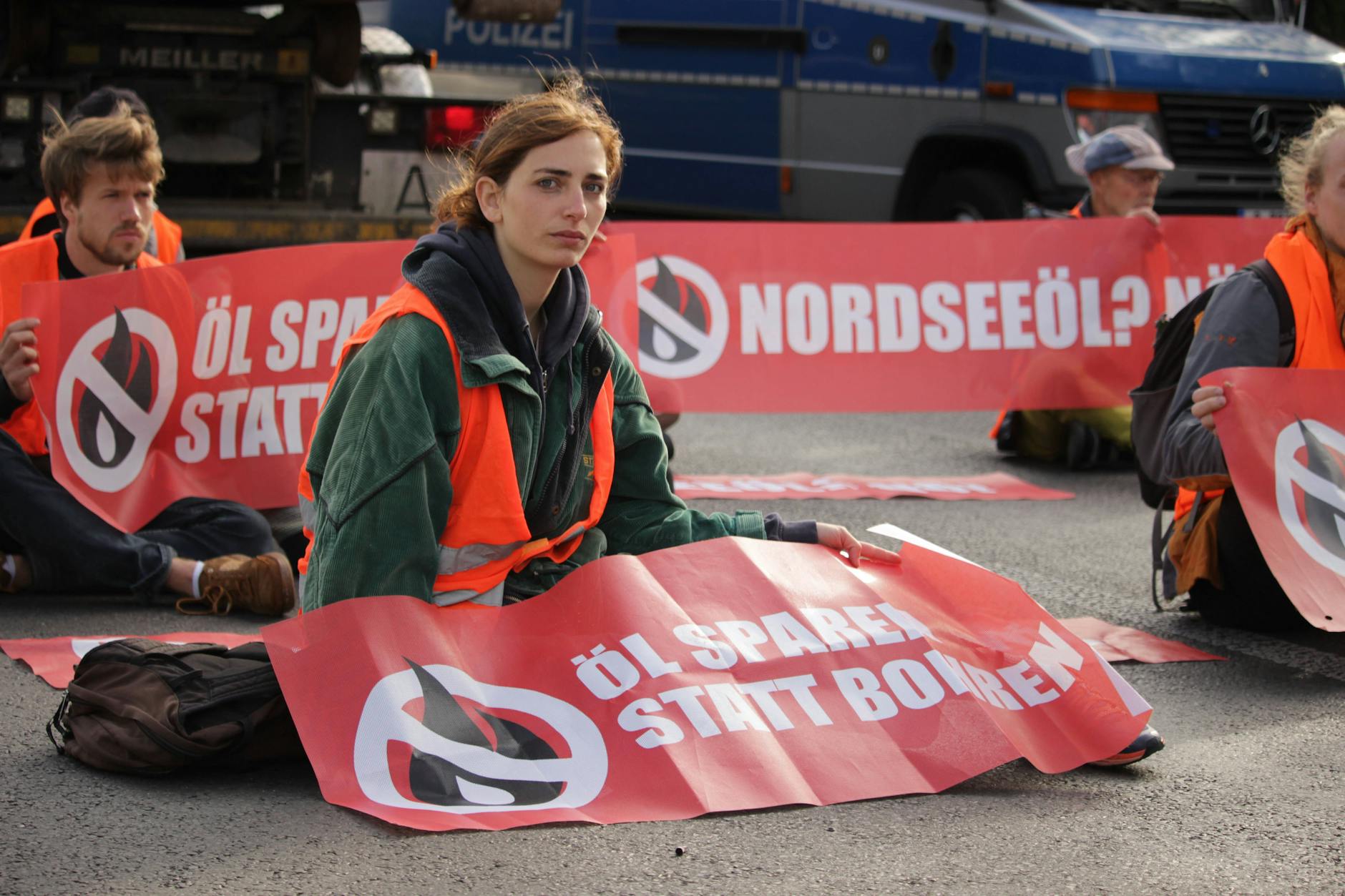 Letzte Generation blockiert den Sachsendamm. 