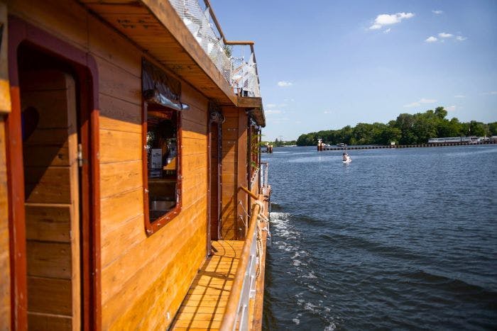 Mit Badehose kann man direkt rein in den See ... 