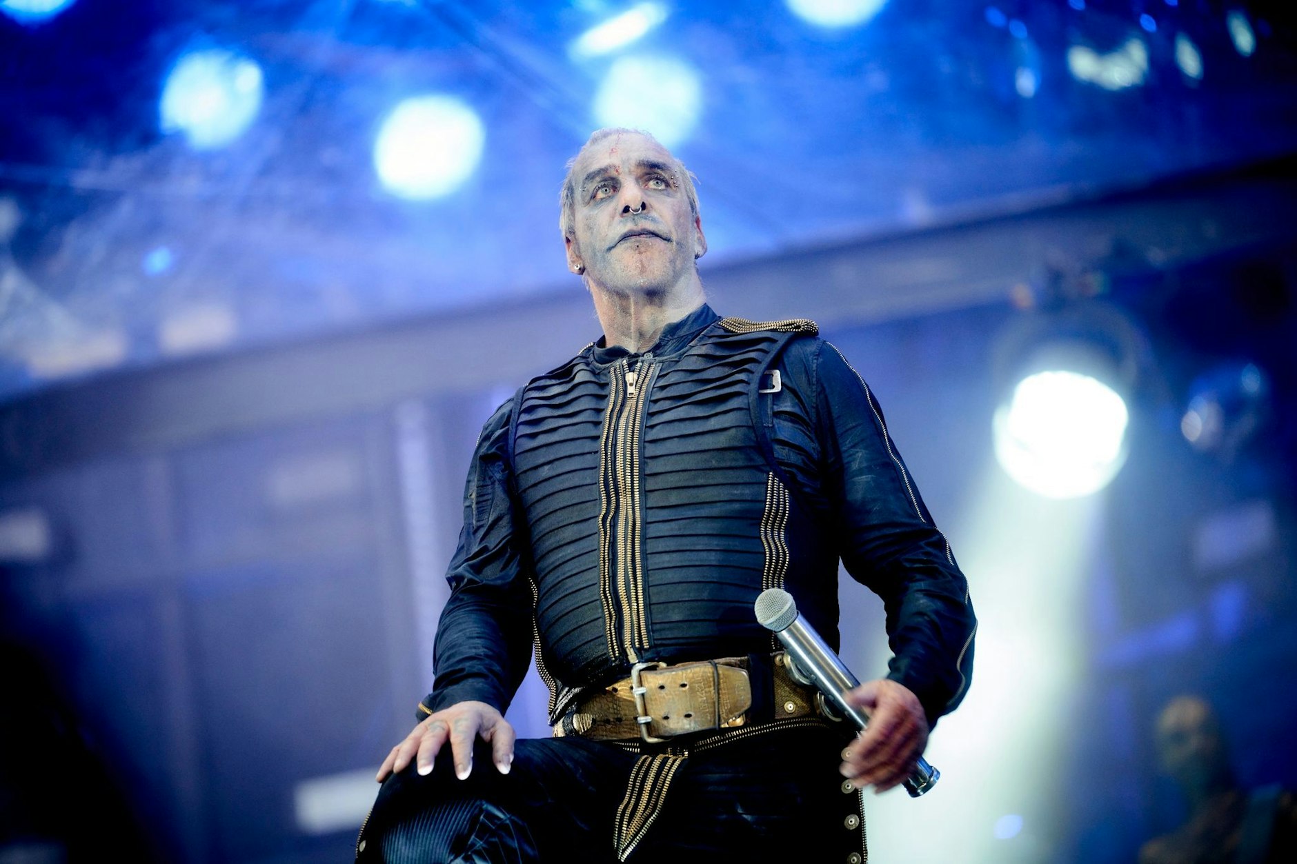 ARCHIV - Till Lindemann, der Sänger der Band Rammstein, steht bei einem Konzert in Hamburg im Juni 2022 auf der Bühne.  
