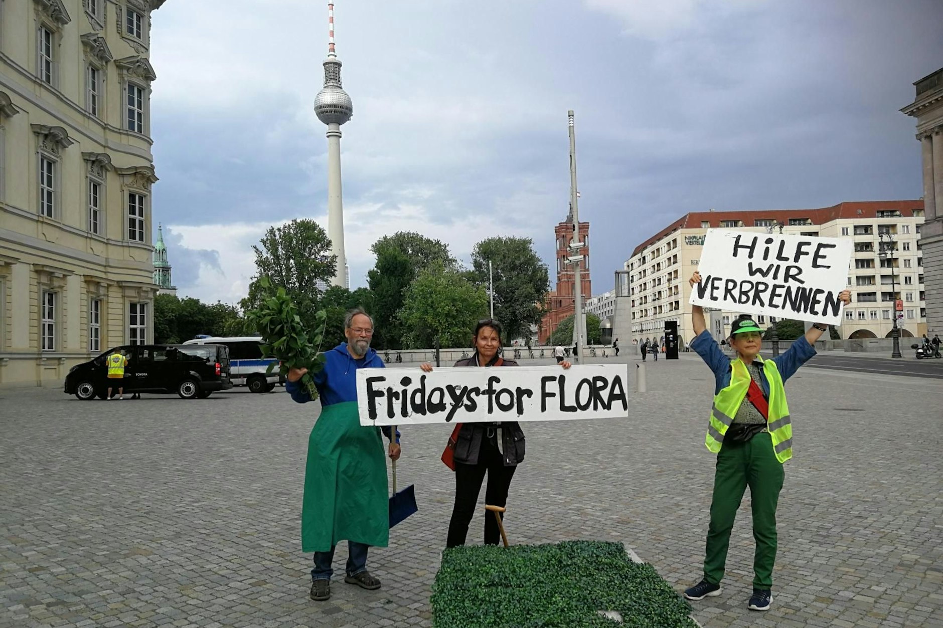 Beim „Fridays for Flora“ demonstriert Annette Ahme (r.) für mehr Grün in der Stadt.