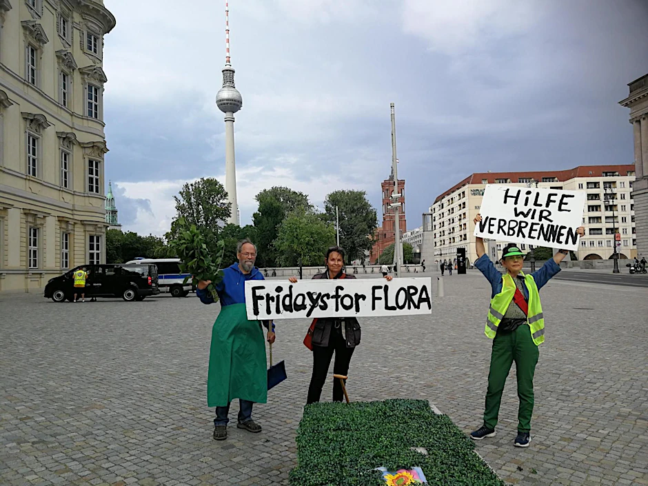 Beim „Fridays for Flora“ demonstriert Annette Ahme (r.) für mehr Grün in der Stadt.