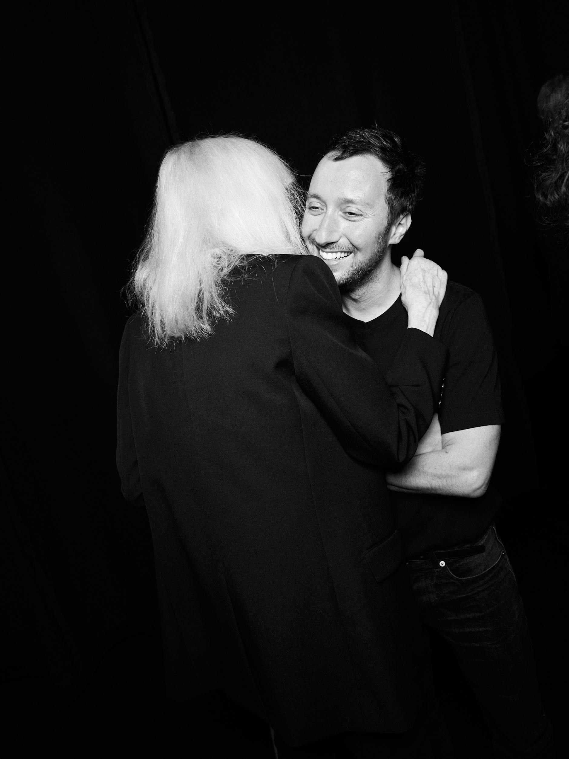 Aftershow-Party in Berlin: Betty Catroux ruft Anthony Vaccarello etwas ins Ohr. Was wohl so lustig daran ist?