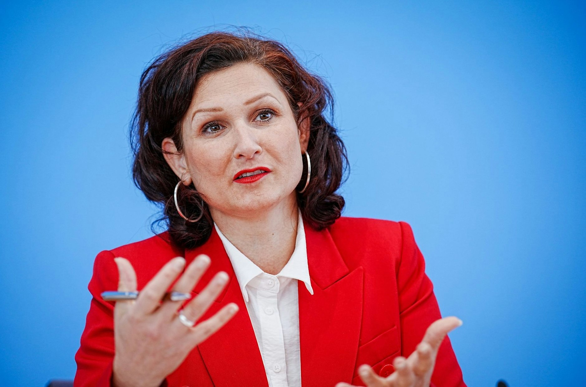 ARCHIV - Die Antidiskriminierungsbeauftragte des Bundes: Ferda Ataman.  