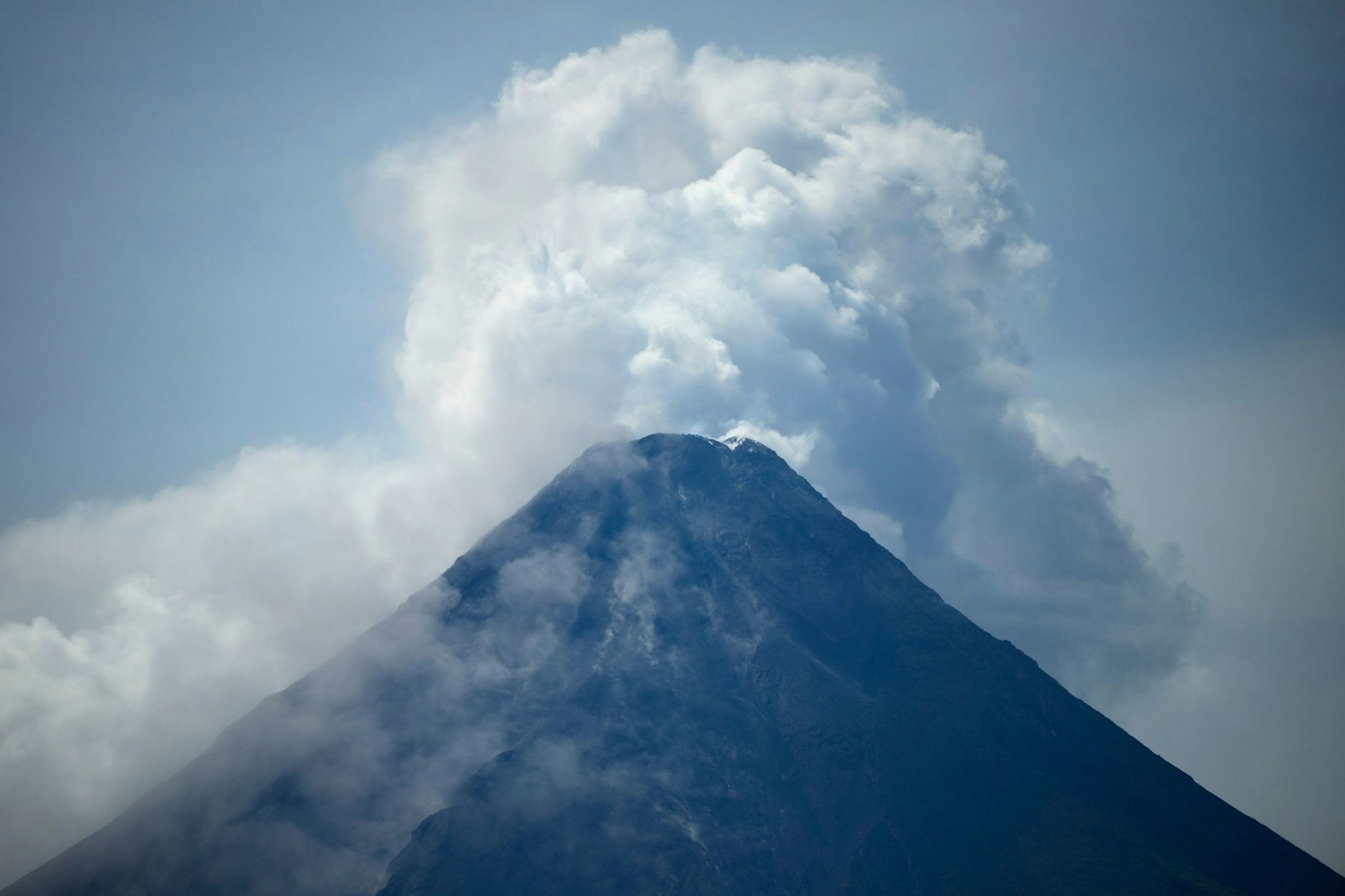 Der Mayon ist wegen seiner malerischen Kegelform ein beliebter Anziehungspunkt für Touristen auf den Philippinen, aber er ist auch der aktivste der Vulkane des Archipels.  