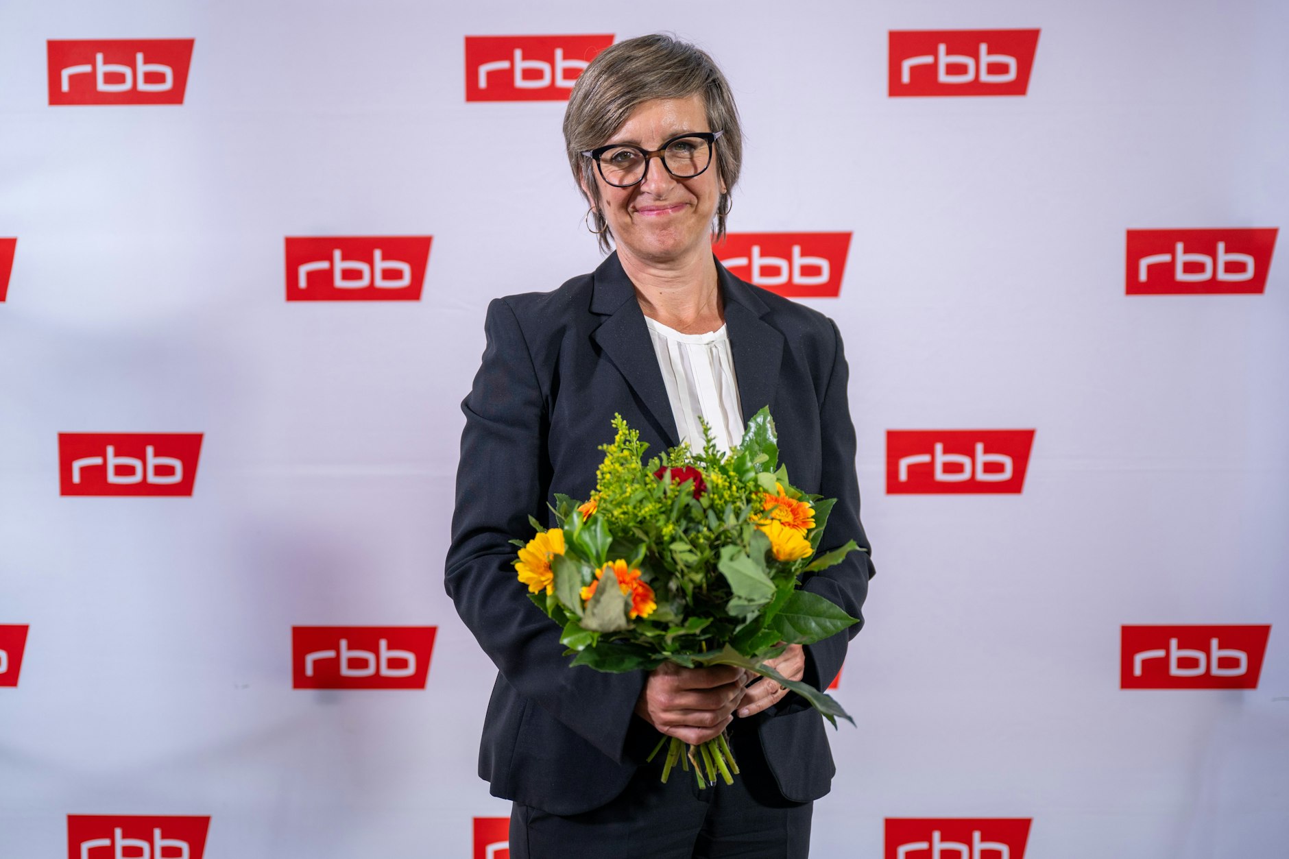 Ulrike Demmer, künftige RBB-Intendantin, hält auf einer Pressekonferenz nach der Sitzung des Aufsichtsgremiums Rundfunkrat einen Blumenstrauß in den Händen. 