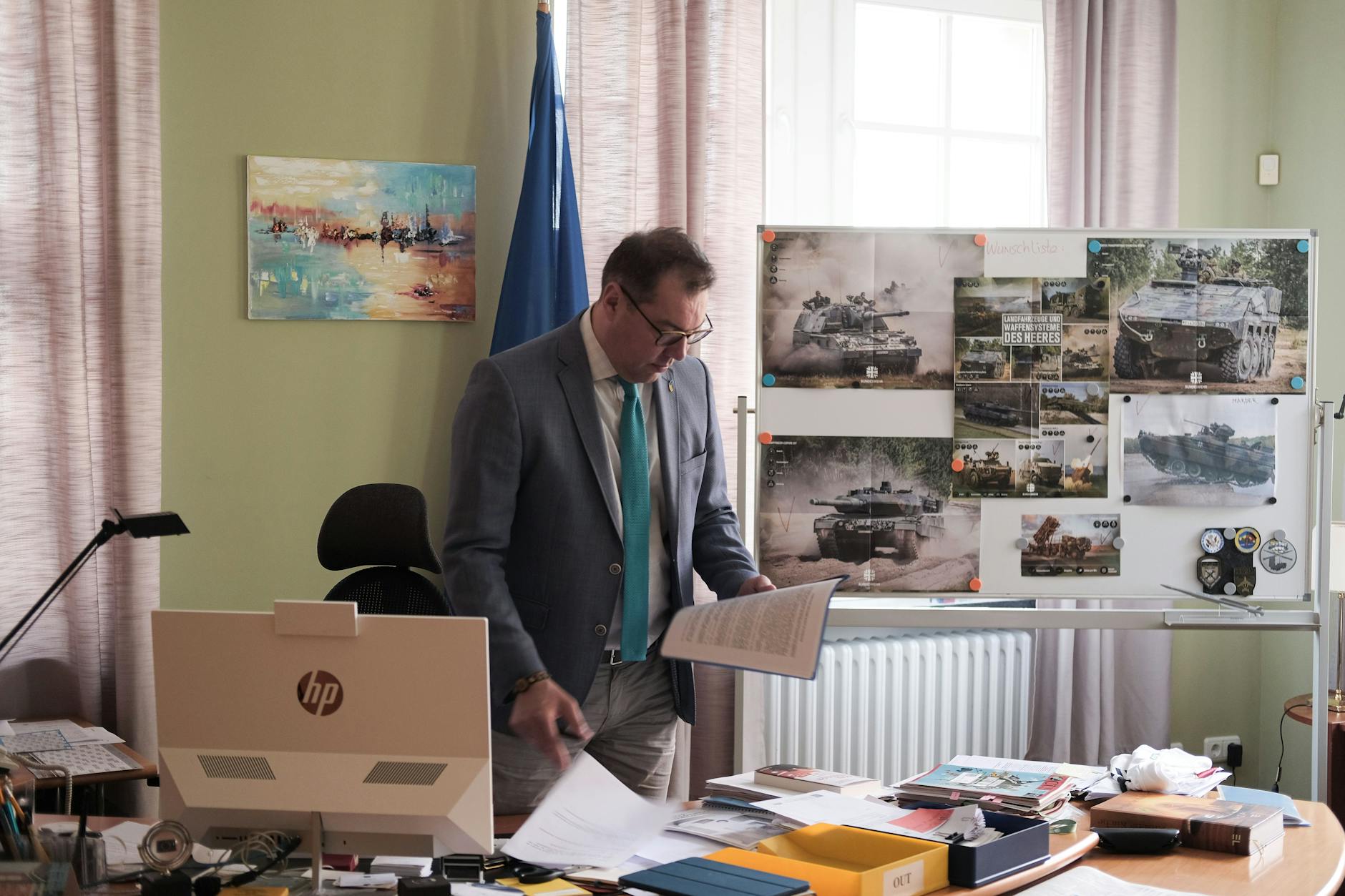 Der Botschafter Oleksii Makeiev in seinem Büro