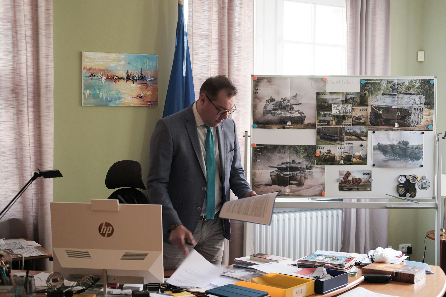 Der Botschafter Oleksii Makeiev in seinem Büro