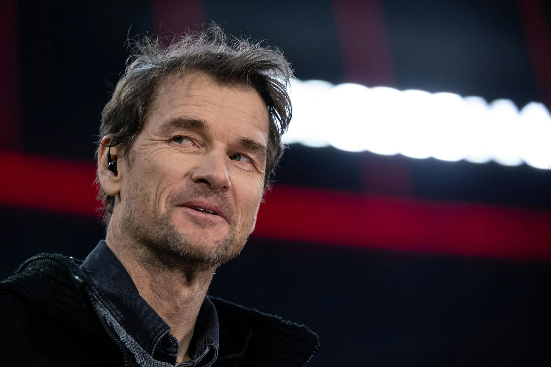 Jens Lehmann, ehemaliger Fußballer und TV-Experte, steht vor dem Spiel im Stadion.