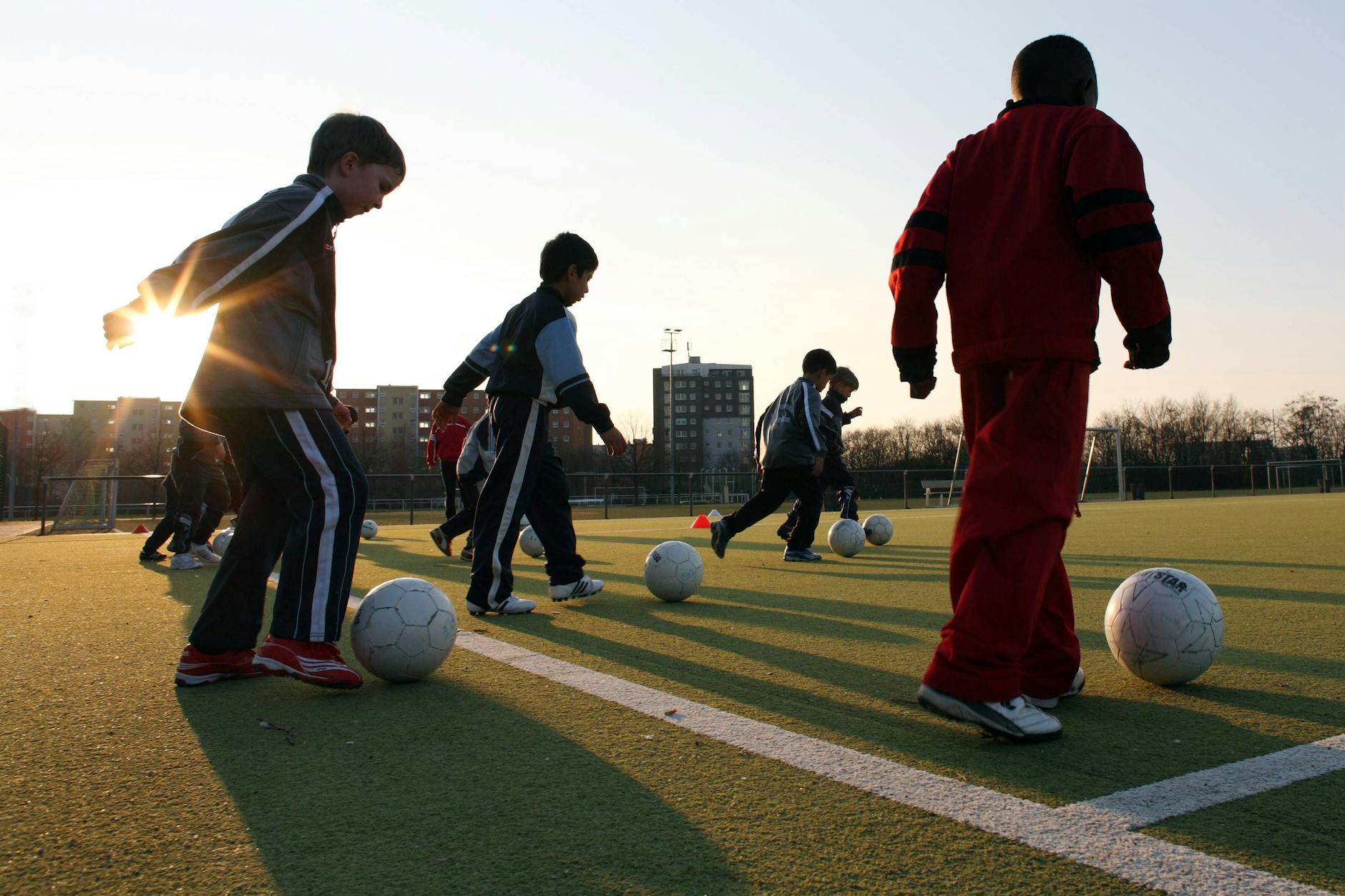 Nachwuchs-Spieler beim Fußballtraining in Berlin: Auf der Sportstätte ist viel Platz für Zuschauer.