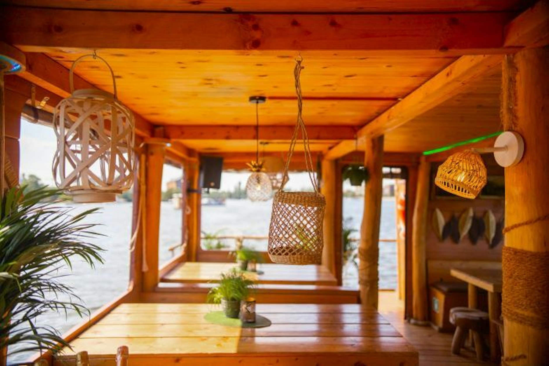 Freie Sicht und viel Platz zum Essen an den großen Holztischen.