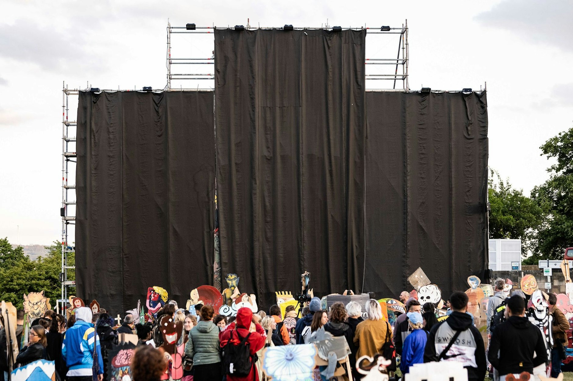 Erst schwarz verhüllt – und schließlich abgebaut: die heftig kritisierte Installation des indonesischen Künstlerkollektivs Taring Padi auf der Documenta 2022.