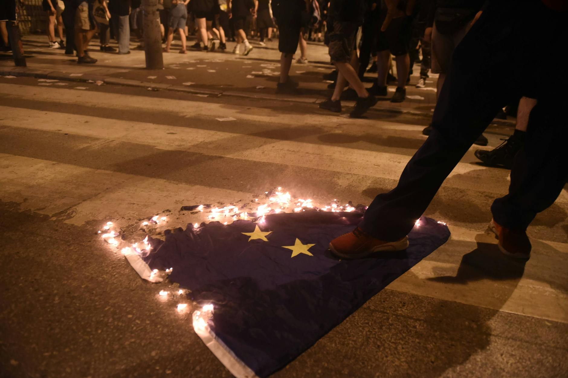 Demonstranten verbrennen bei einem Protest gegen die Einwanderungspolitik der EU in Thessaloniki eine EU-Flagge.