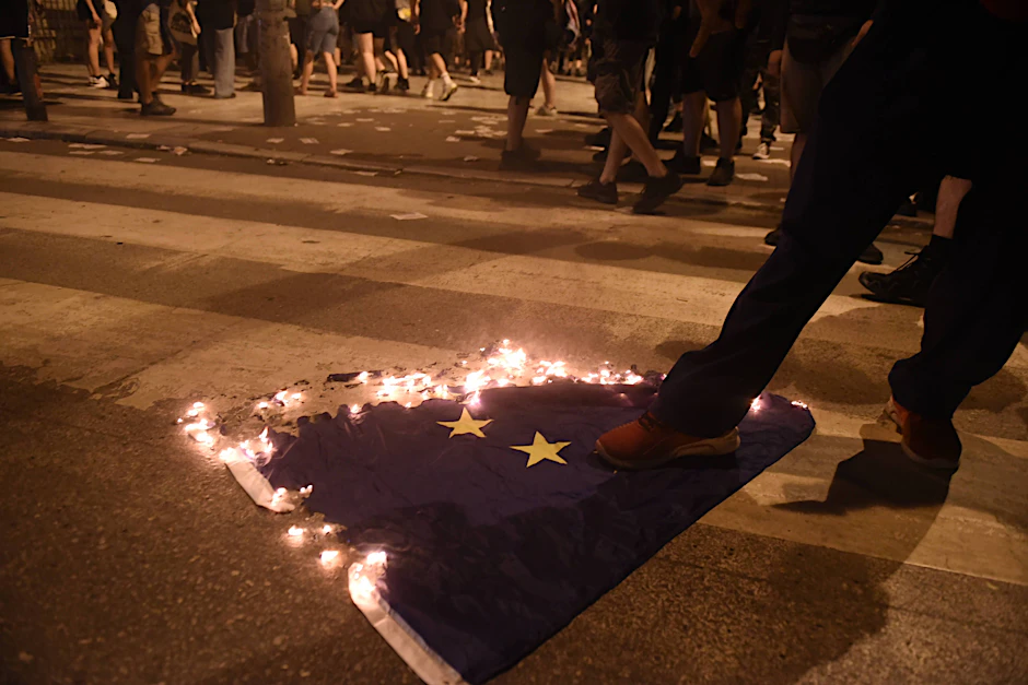 Demonstranten verbrennen bei einem Protest gegen die Einwanderungspolitik der EU in Thessaloniki eine EU-Flagge.