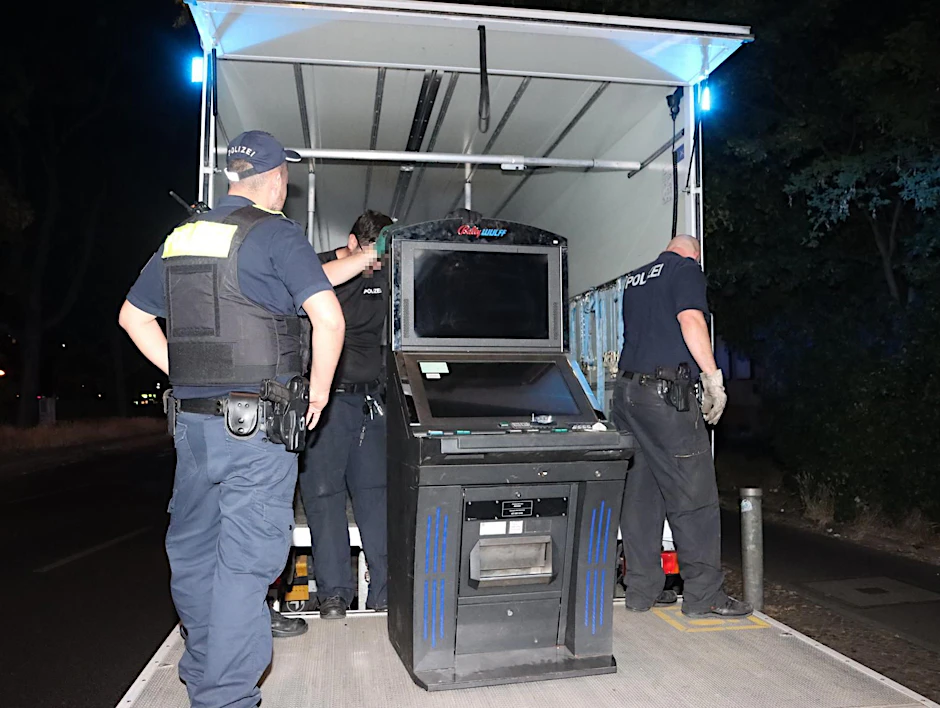 Polizisten und Zollbeamte laden Spielautomaten auf einen Lkw. Die Geräte hatten bis dahin „steuerfrei“ gearbeitet.