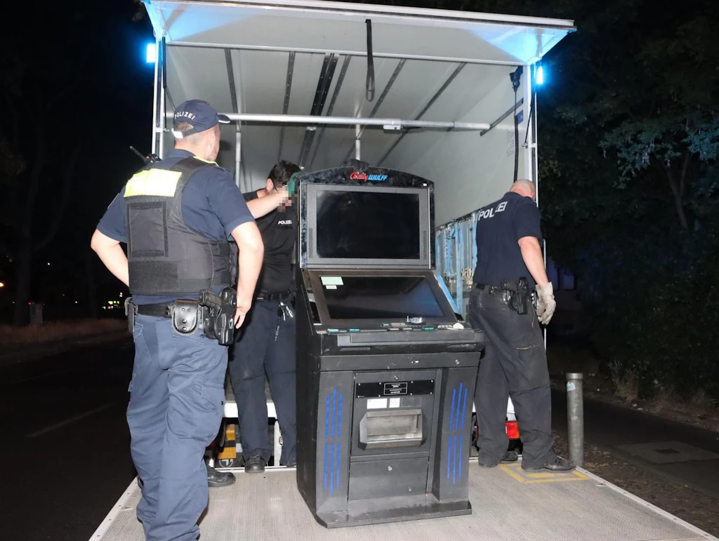 Verbrühte Beamte, ein verletzter Polizeihund und ein fliegender Roller in Lichtenberg
