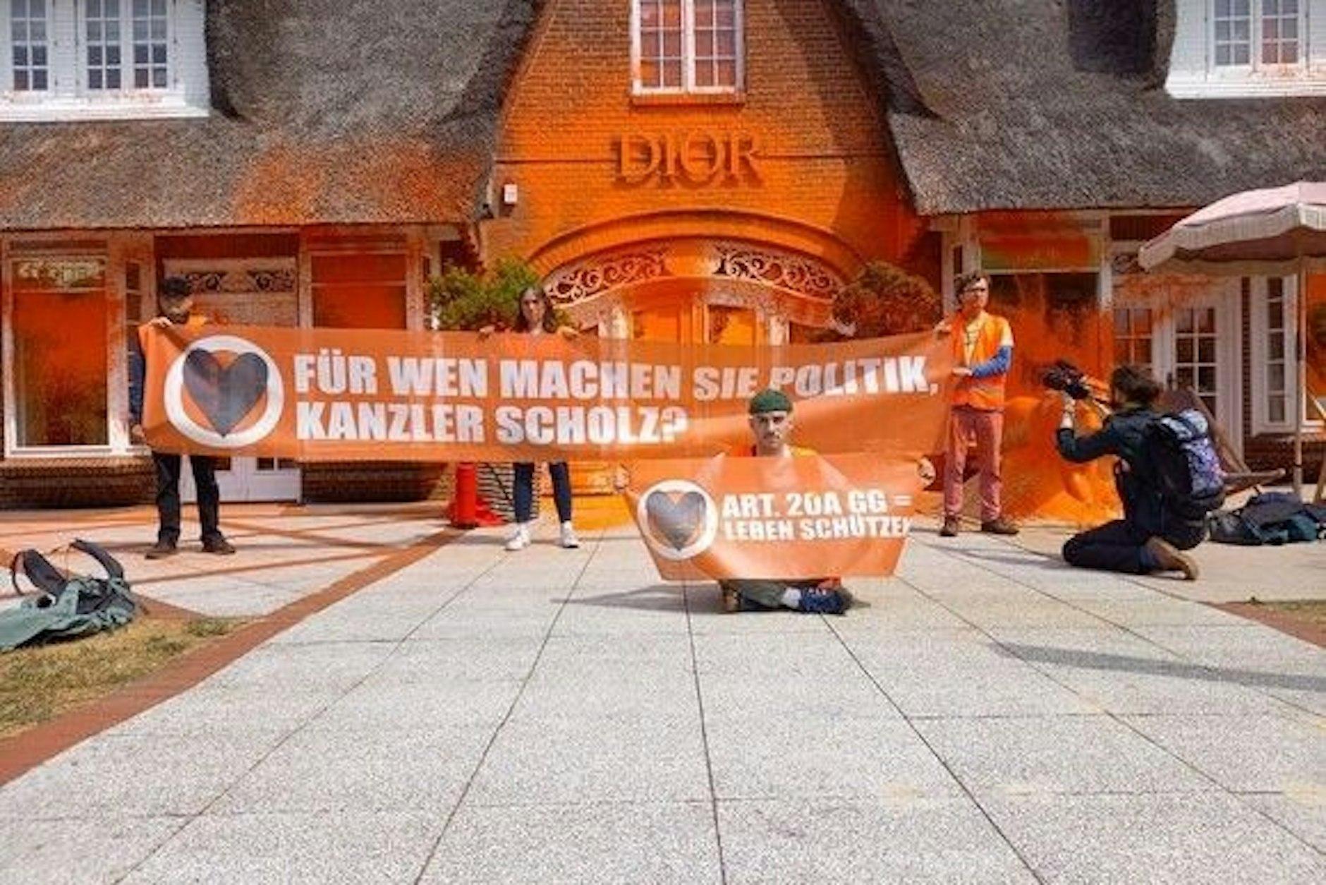 Die Letzte Generation hat auf der Sylter Nobelmeile Luxusläden mit orangener Farbe beworfen.&nbsp;