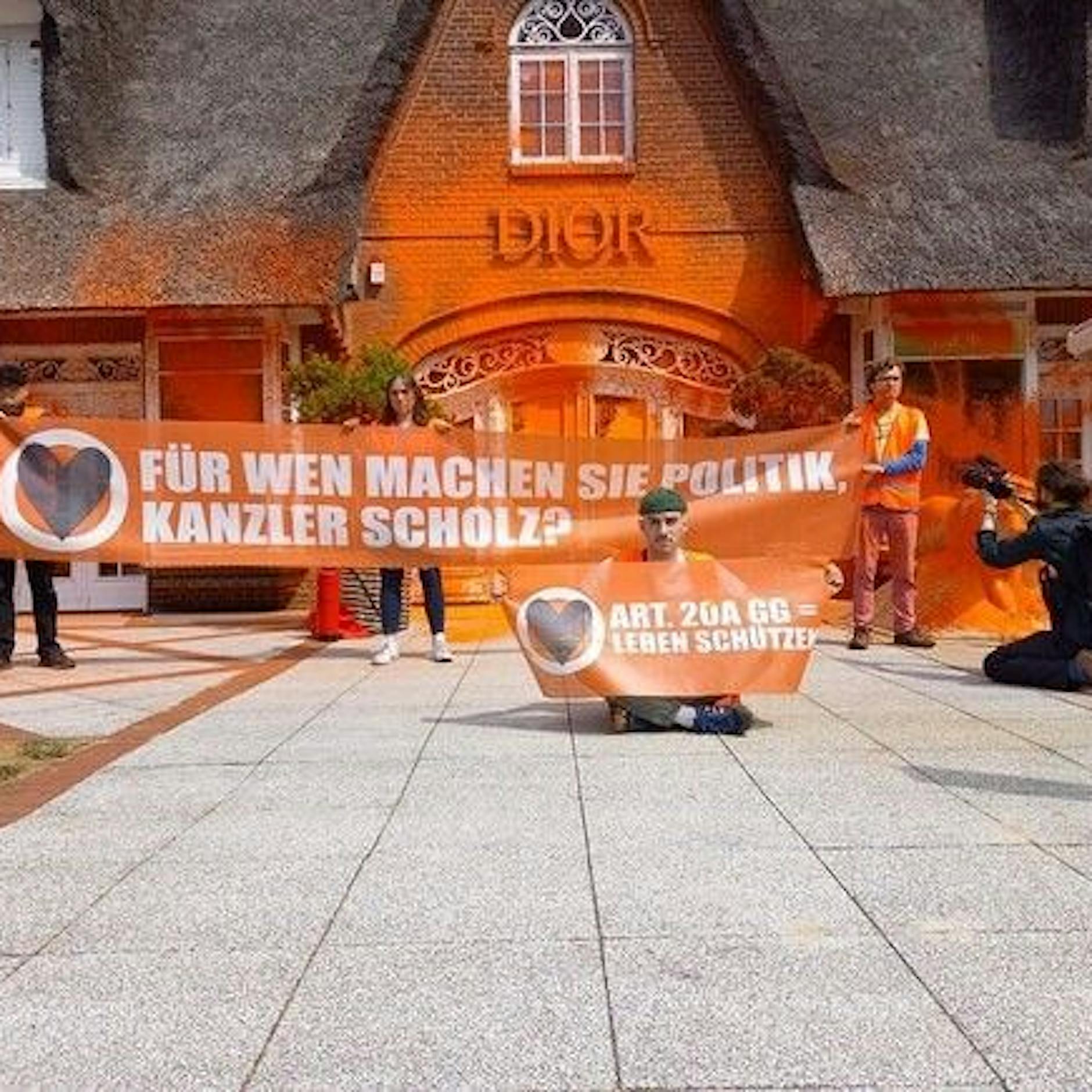 Farb-Attacke der Letzten Generation: Sylter Whiskeymeile glänzt Orange