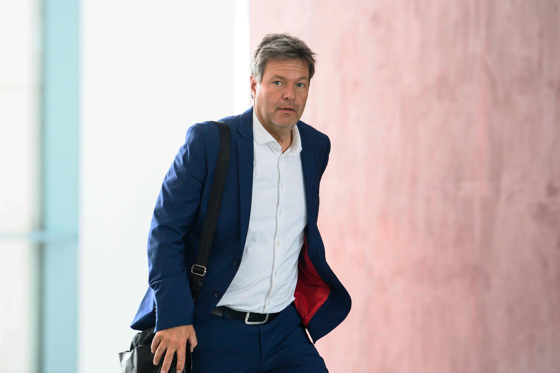 Robert Habeck zu Beginn der Beratungen von Bundeskanzler Scholz mit den Regierungschefinnen und Regierungschefs der Länder