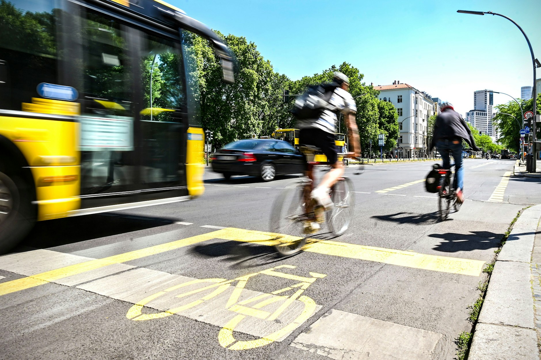 Nachdem ein Autofahrer einen Radfahrer getötet hatte, wurde 2020 in der Kantstraße in Charlottenburg ein provisorischer Radfahrstreifen angelegt. Derzeit wäre es nicht mehr möglich, Radwege zu Lasten von Autofahrstreifen anzulegen – die Mail des Senats verbietet das.