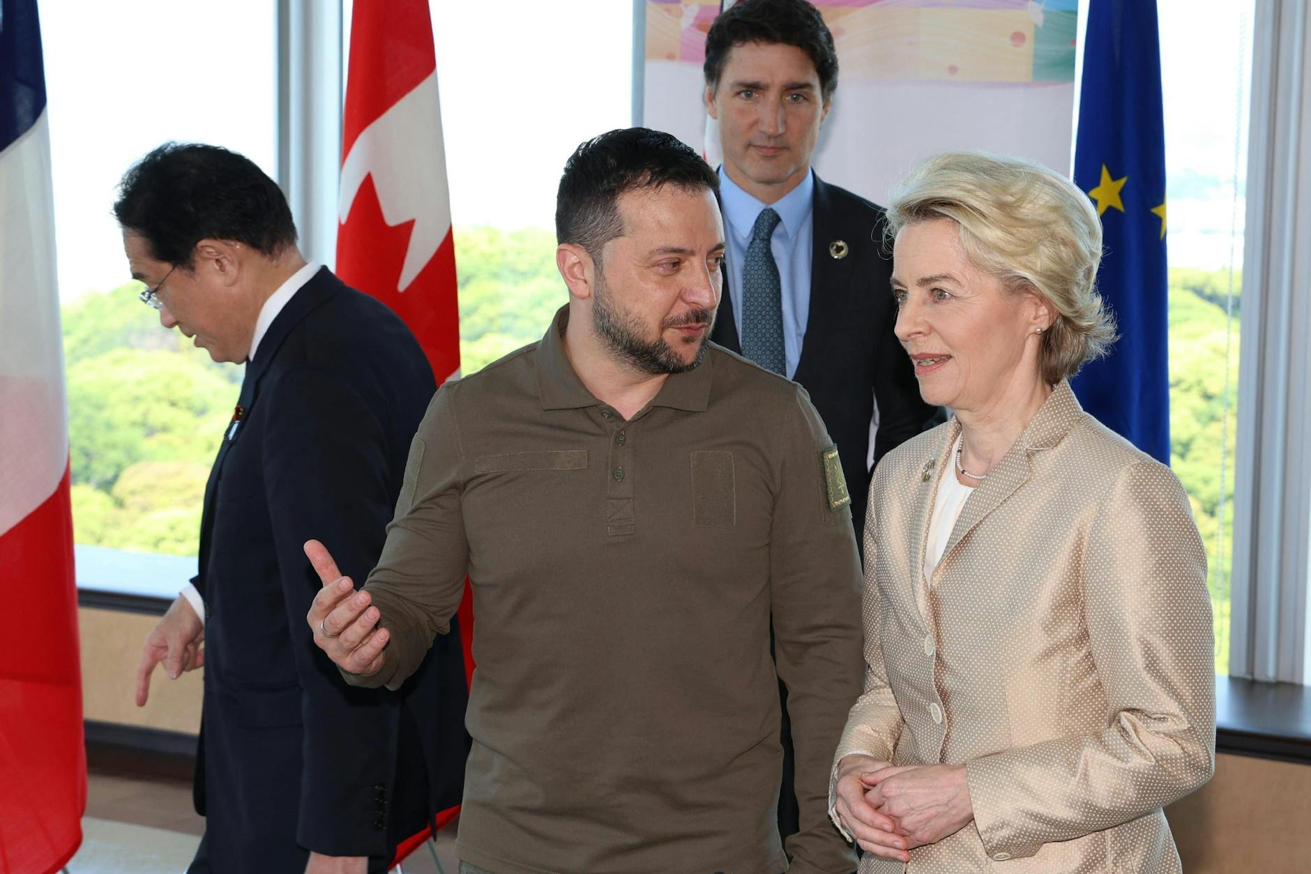 Der ukrainische Präsident Wolodymyr Selenskyj (vorne, L) spricht mit der Präsidentin der Europäischen Kommission Ursula von der Leyen im Grand Prince Hotel Hiroshima am 21. Mai 2023