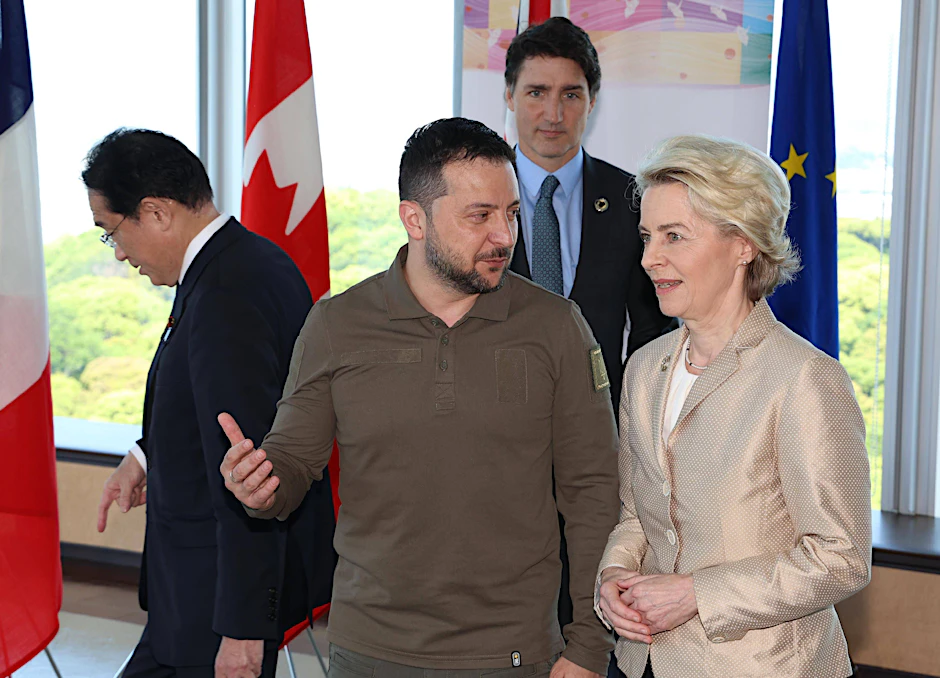 Der ukrainische Präsident Wolodymyr Selenskyj (vorne, L) spricht mit der Präsidentin der Europäischen Kommission Ursula von der Leyen im Grand Prince Hotel Hiroshima am 21. Mai 2023