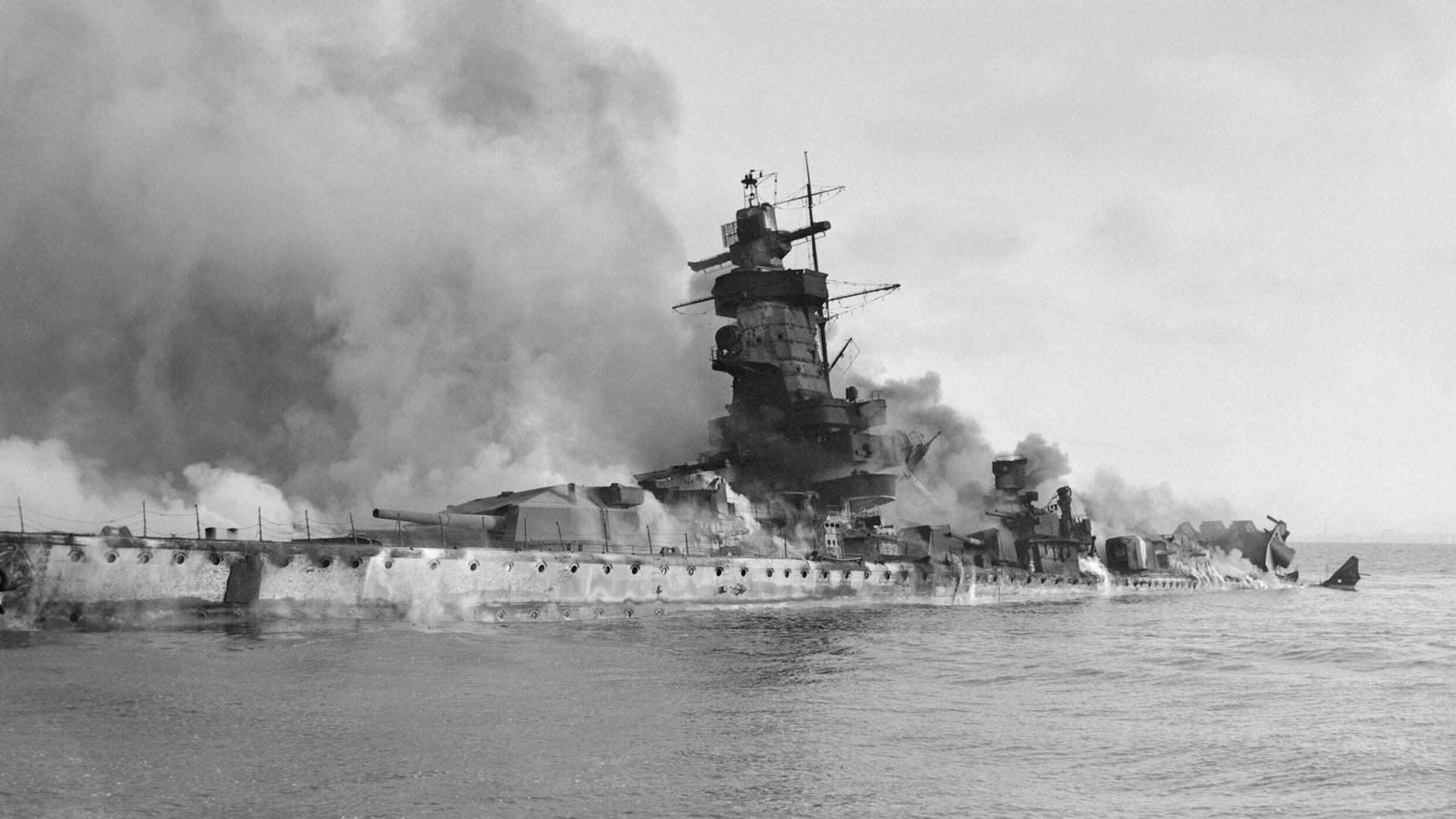 Die Admiral Graf Spee wurde von Kommandant Hans Langsdorff aufgegeben und in der Mündung des Rio de la Plata versenkt.