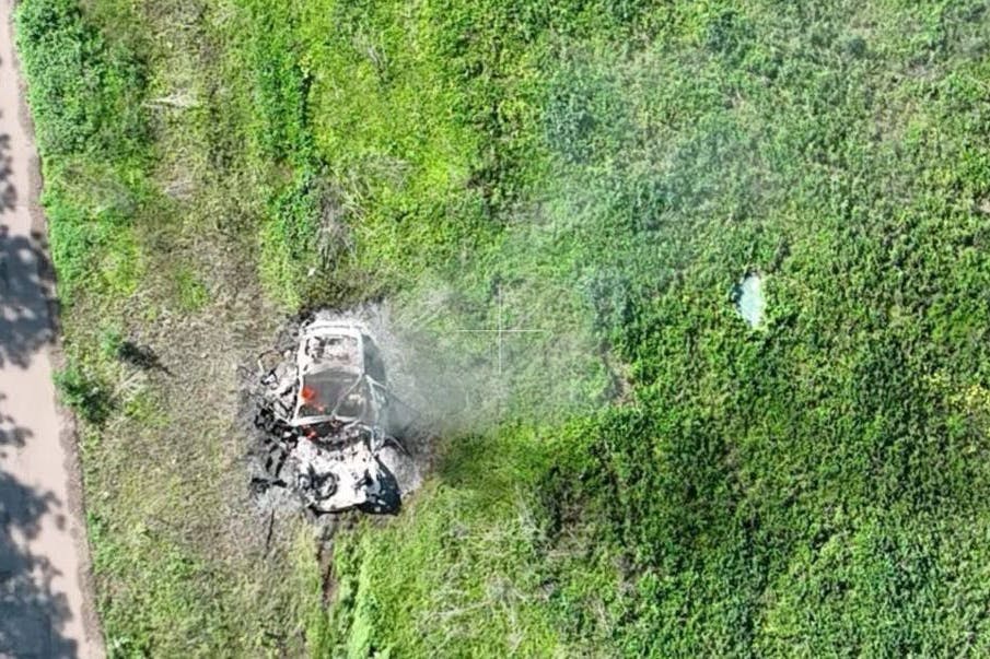 Der Gouverneur der Oblast Charkiw, Oleh Syniehubow, postete am Samstag dieses Foto, das die Folgen des russischen Angriffs auf ein ziviles Auto im Gebiet Charkiw zeigt.