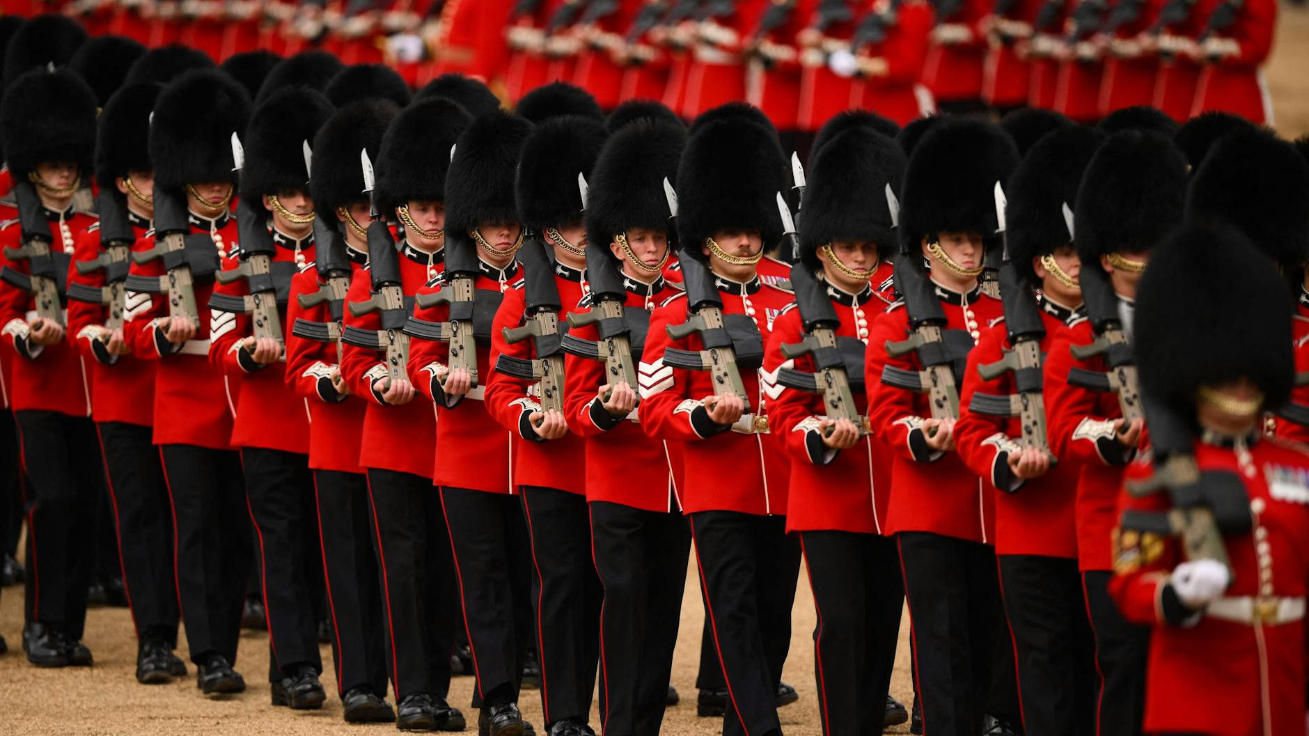 Königliche Geburtstagsparade „Trooping the Colour“ in London