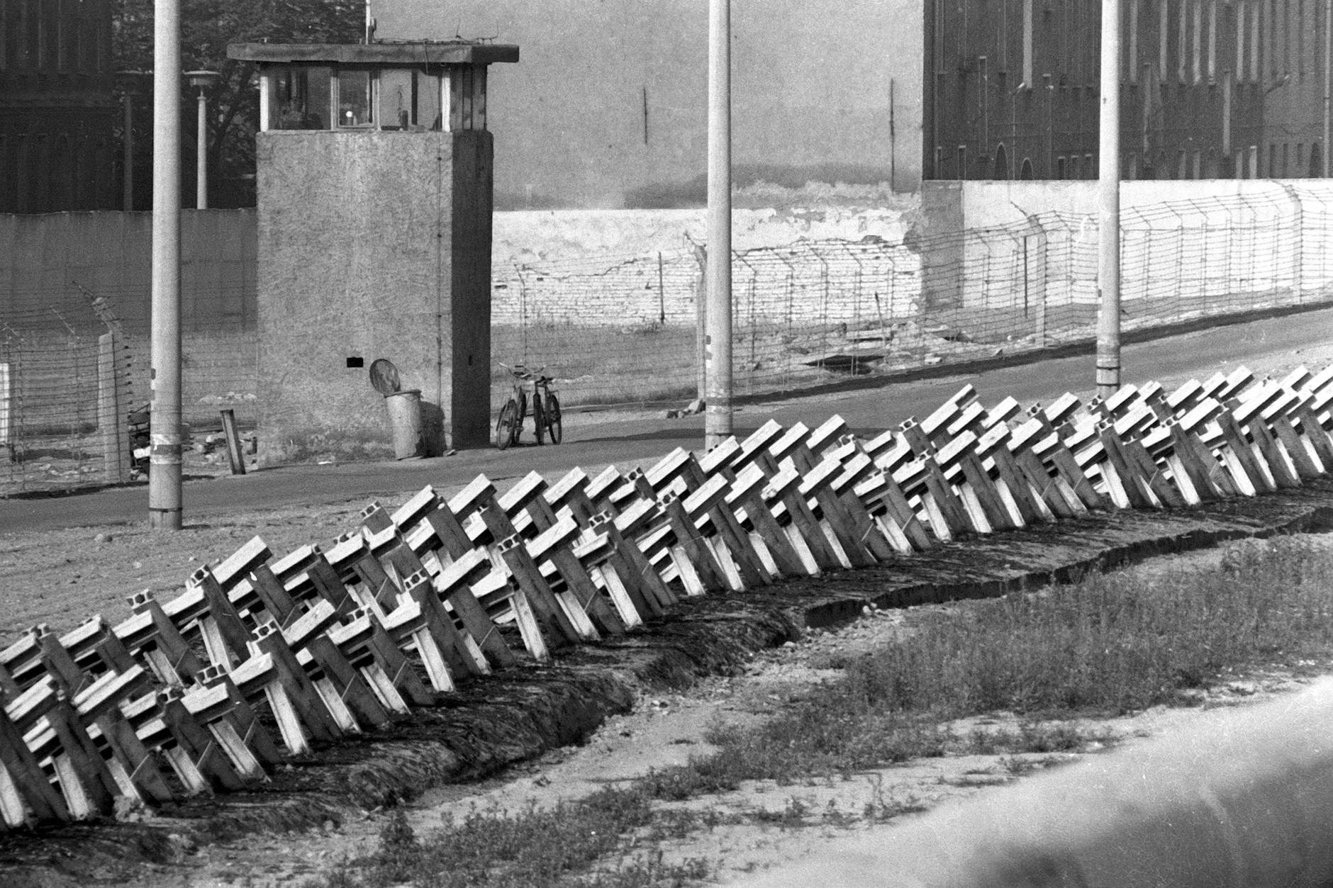 Panzersperren auf dem Todesstreifen der Berliner Mauer an der Bernauer Straße. 