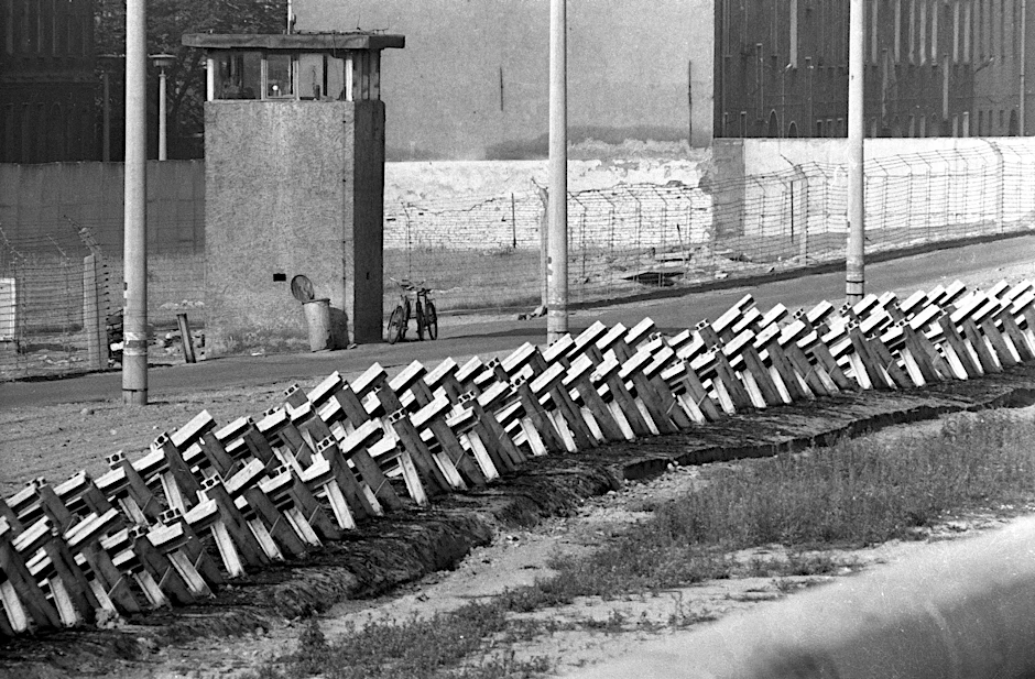 Panzersperren auf dem Todesstreifen der Berliner Mauer an der Bernauer Straße.&nbsp;