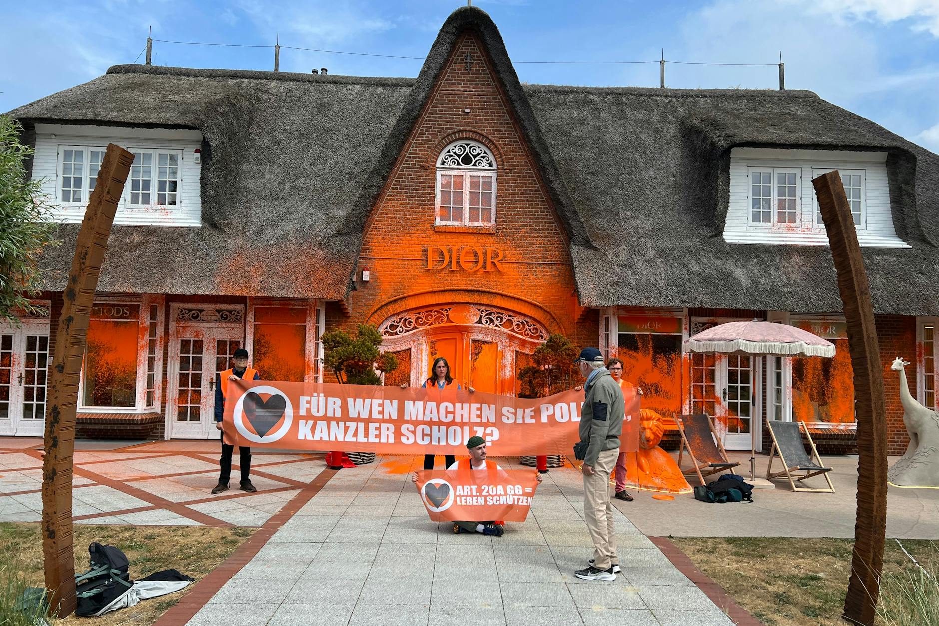Ein Mann attackiert die Aktivisten bei dem Farb-Protest selbst mit Farbe.