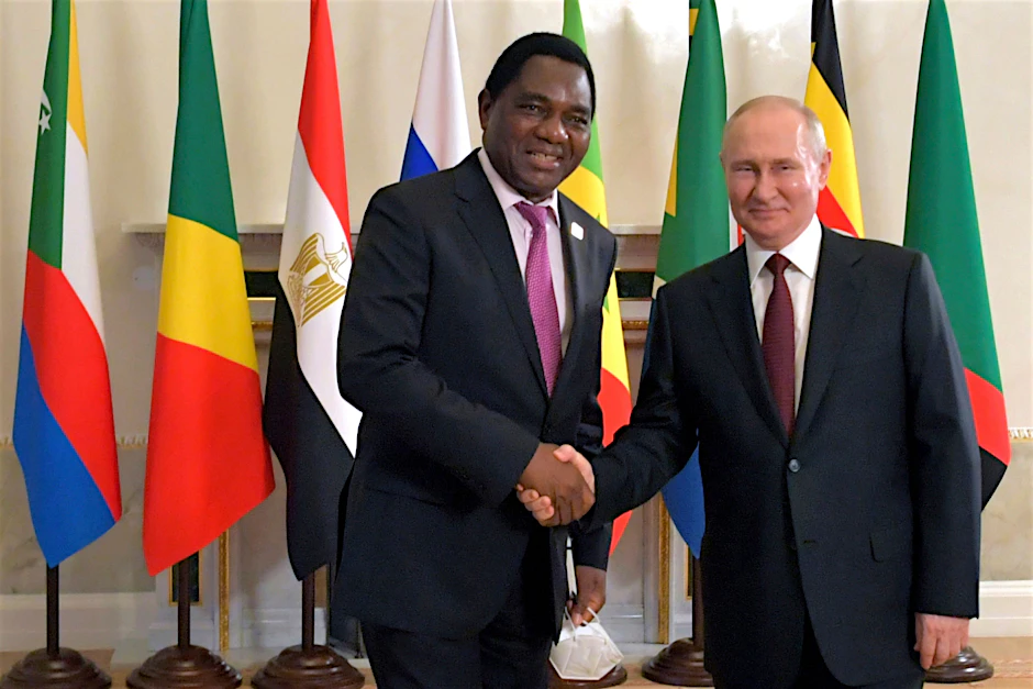 Treffen der Staatsoberhäupter in St. Petersburg: Der russische Präsident Wladimir Putin begrüßt unter anderem den sambischen Präsidenten Hakainde Hichilema.