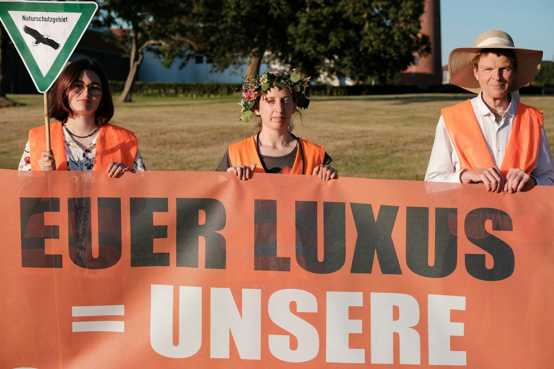 Mitglieder von Letzte Generation bei einer Protestaktion gegen „Reiche“