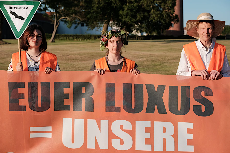Mitglieder von Letzte Generation bei einer Protestaktion gegen „Reiche“