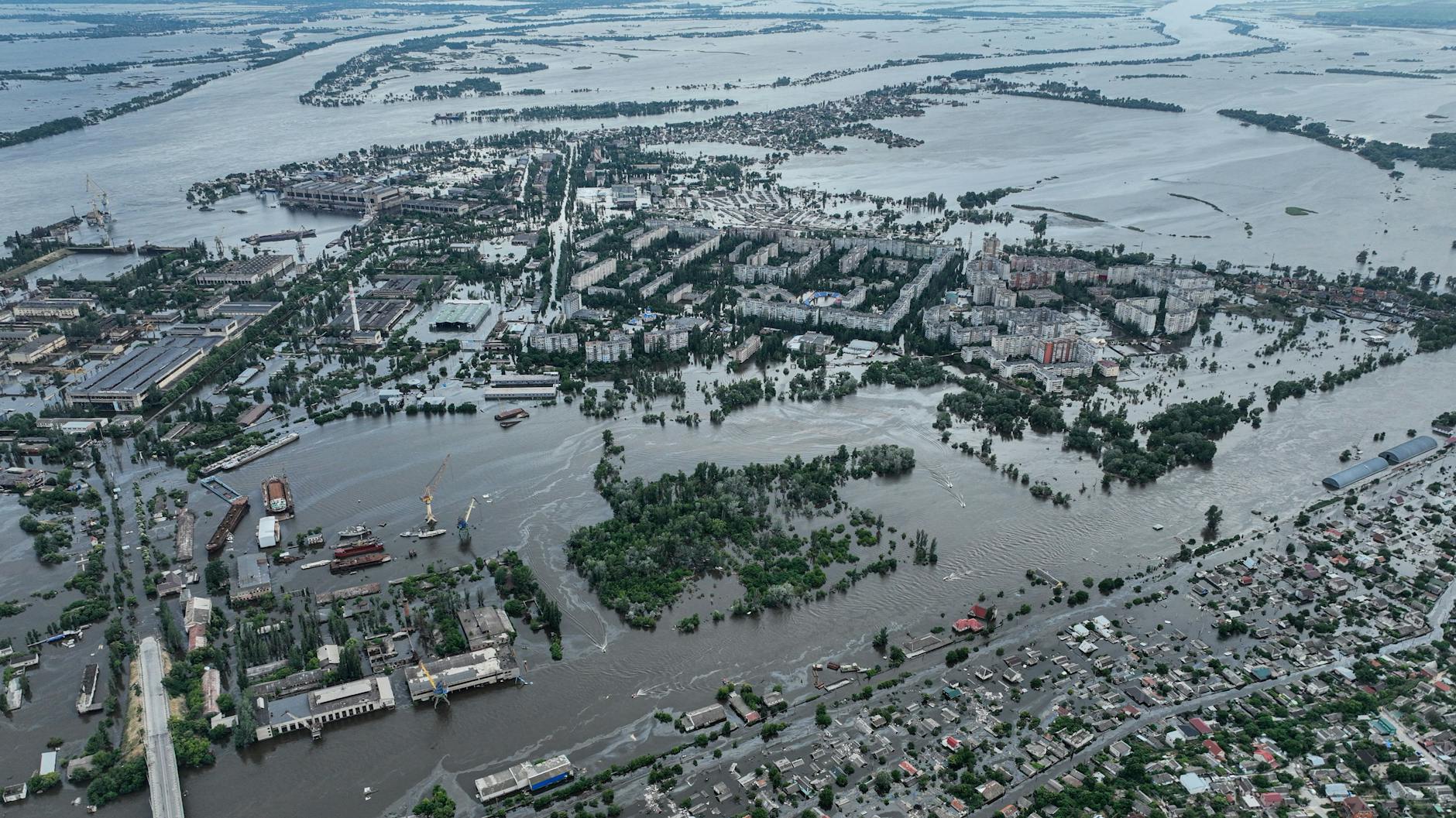 Riesige Landstriche wurden durch die Sprengung des Dammes unter Wasser gesetzt.