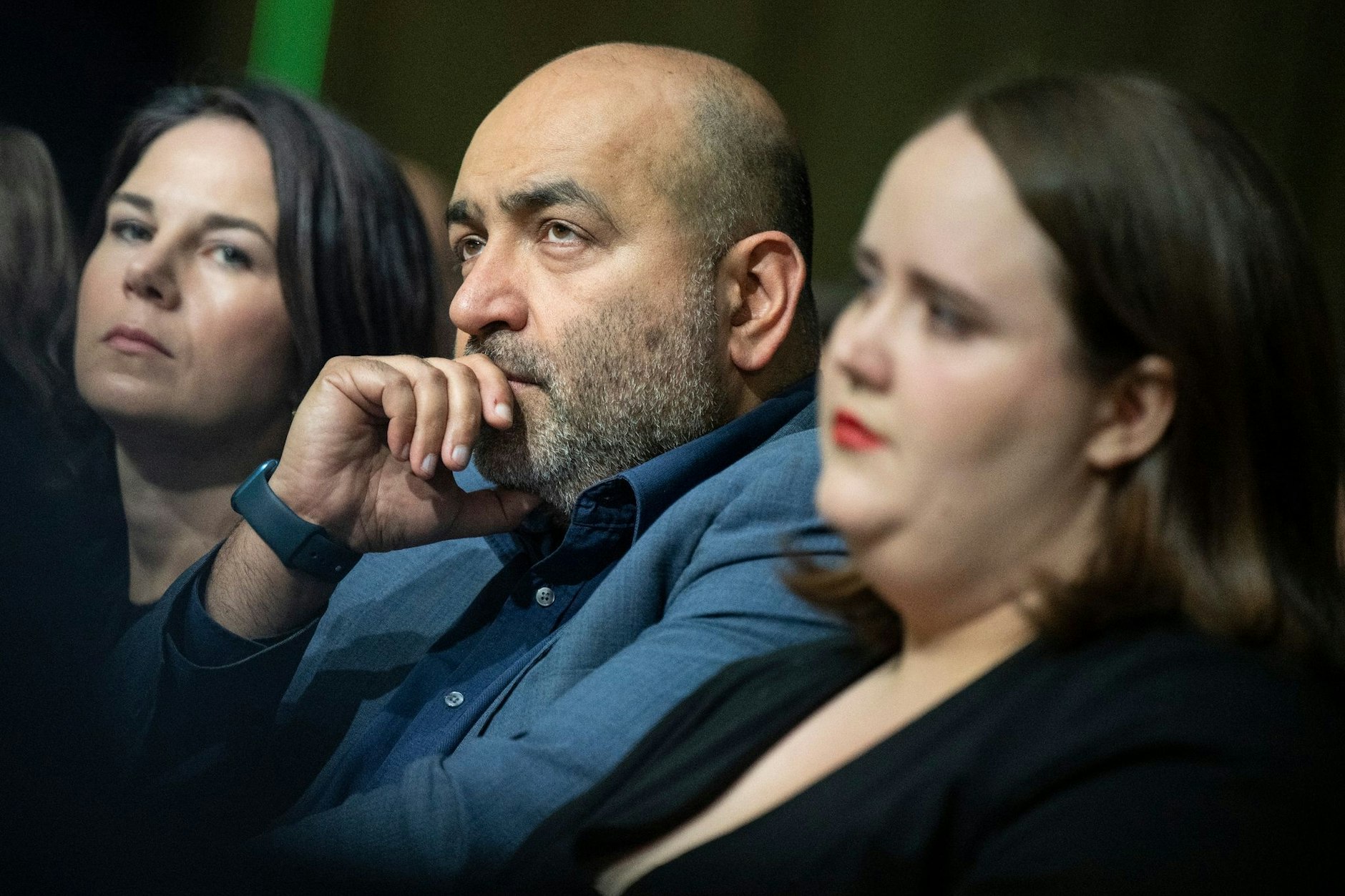 Nachdenklich und uneinig: Außenministerin Annalena Baerbock saß mit den Parteivorsitzenden Omid Nouripour und Ricarda Lang beim Länderrat der Grünen in der ersten Reihe.