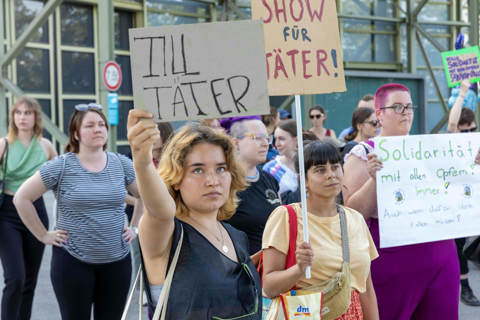 Beim Münchner Konzert gab es mehrere Demonstrationen gegen Rammstein. Wie soll das erst in der Hauptstadt am 15., 16. und 18. Juli werden? 