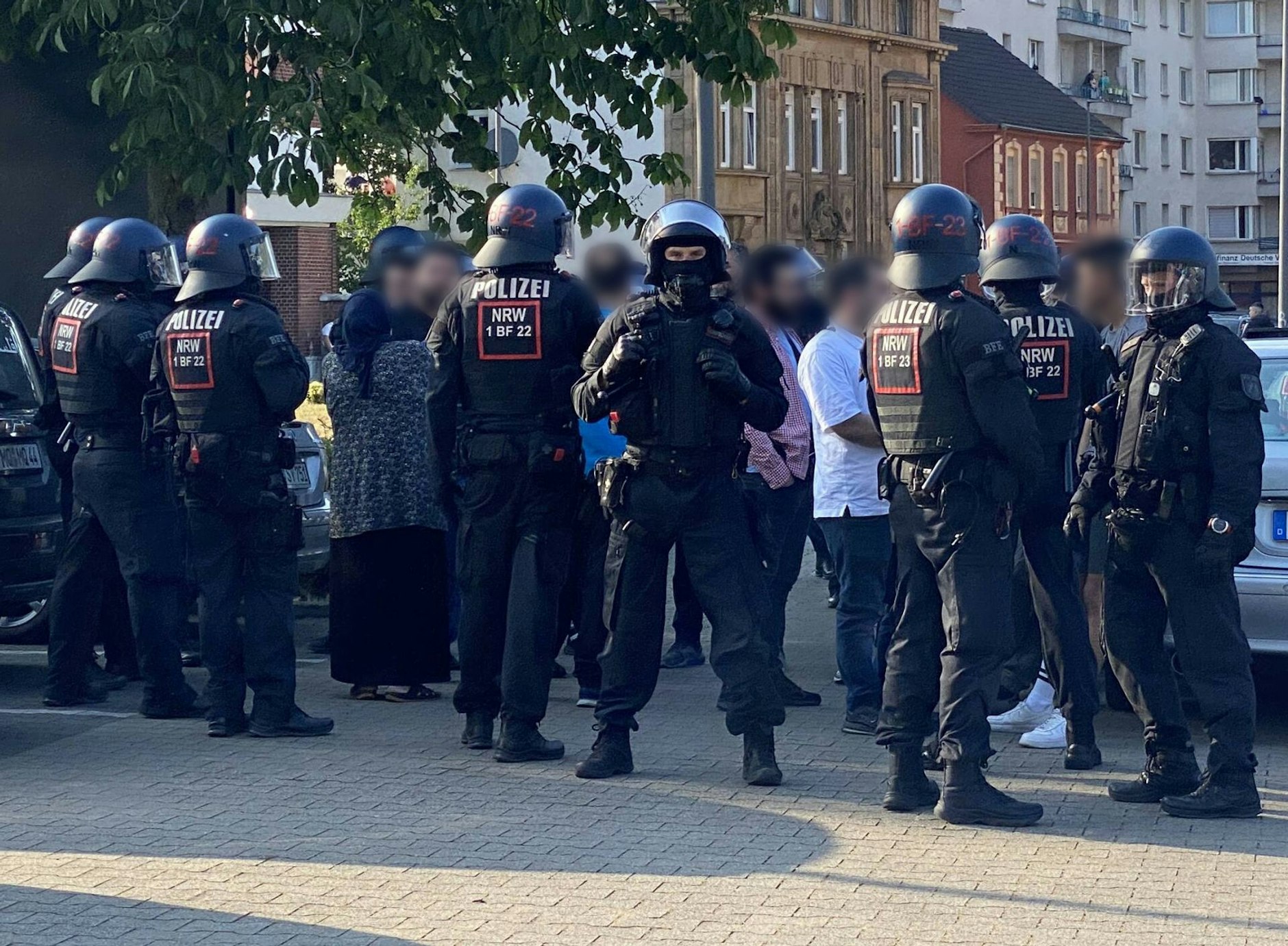 HANDOUT - Polizeieinsatz am Ort der Massenschlägerei in Castrop-Rauxel.