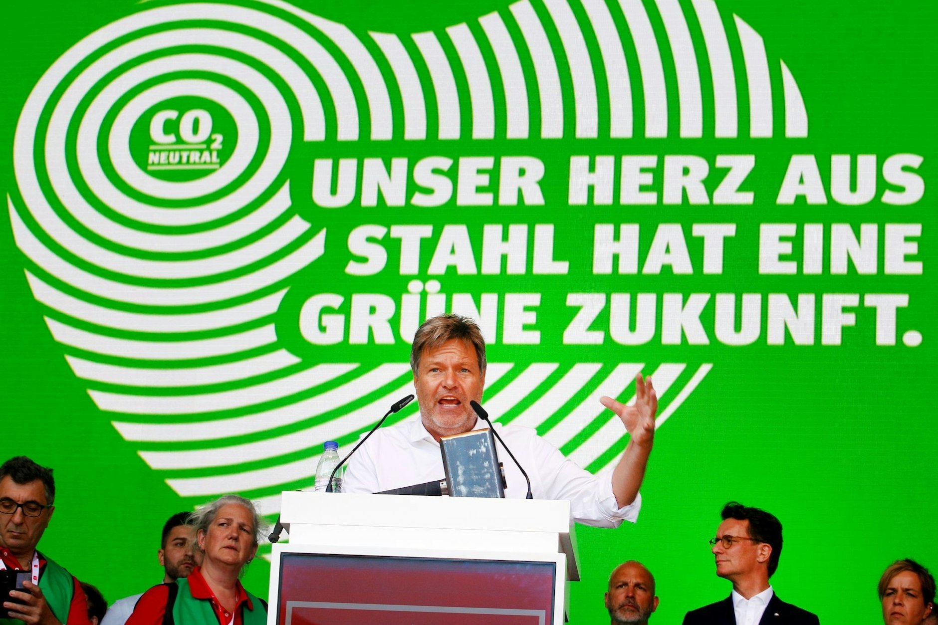 Wirtschaftsminister Robert Habeck spricht auf einer Großdemonstration zu den Stahlarbeitern bei Thyssenkrupp in Duisburg.&nbsp;