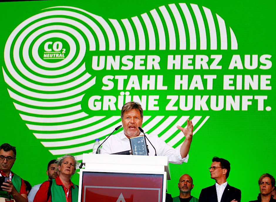 Wirtschaftsminister Robert Habeck spricht auf einer Großdemonstration zu den Stahlarbeitern bei Thyssenkrupp in Duisburg.&nbsp;